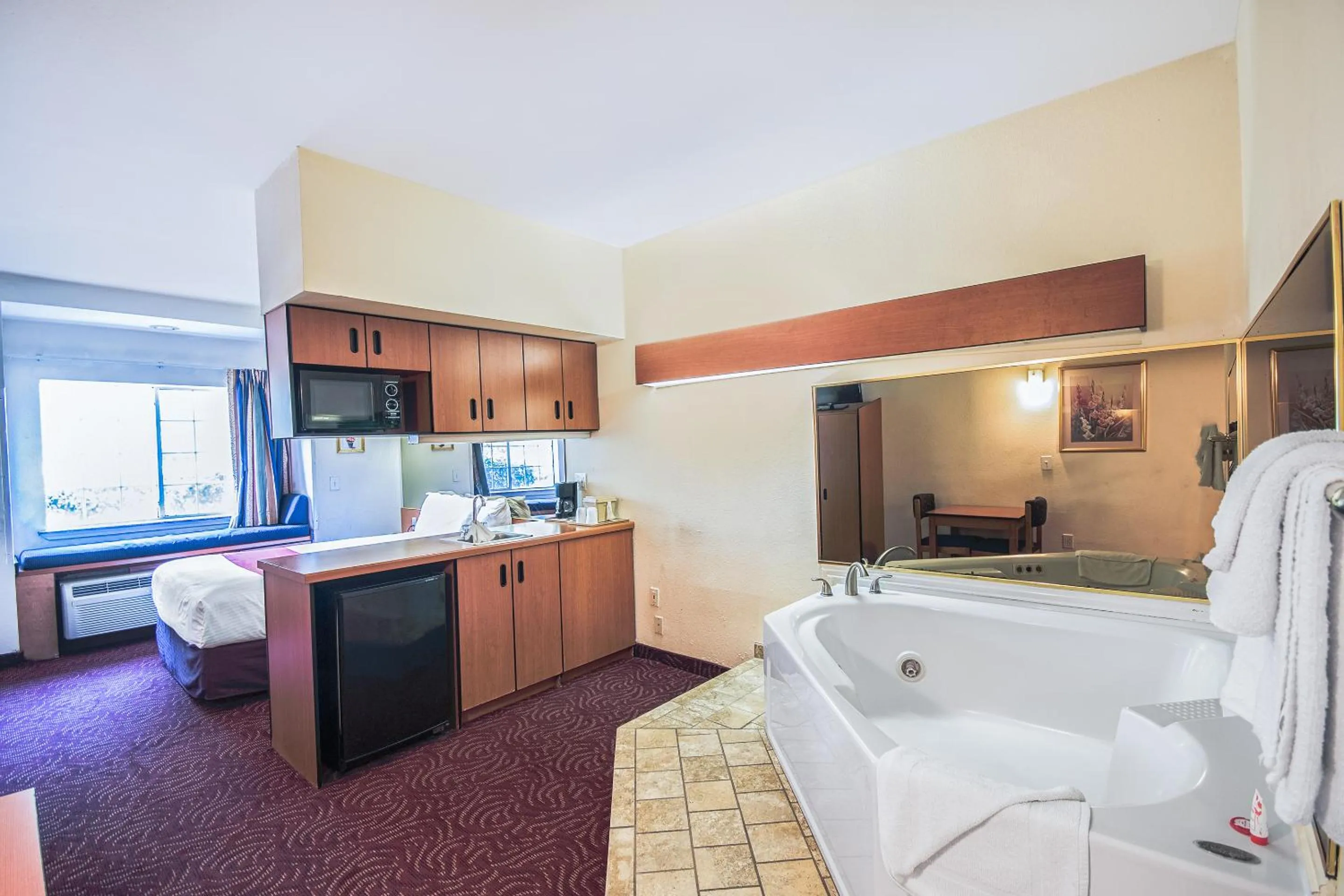 Bedroom in Econo Lodge Inn & Suites Mesquite - Dallas East
