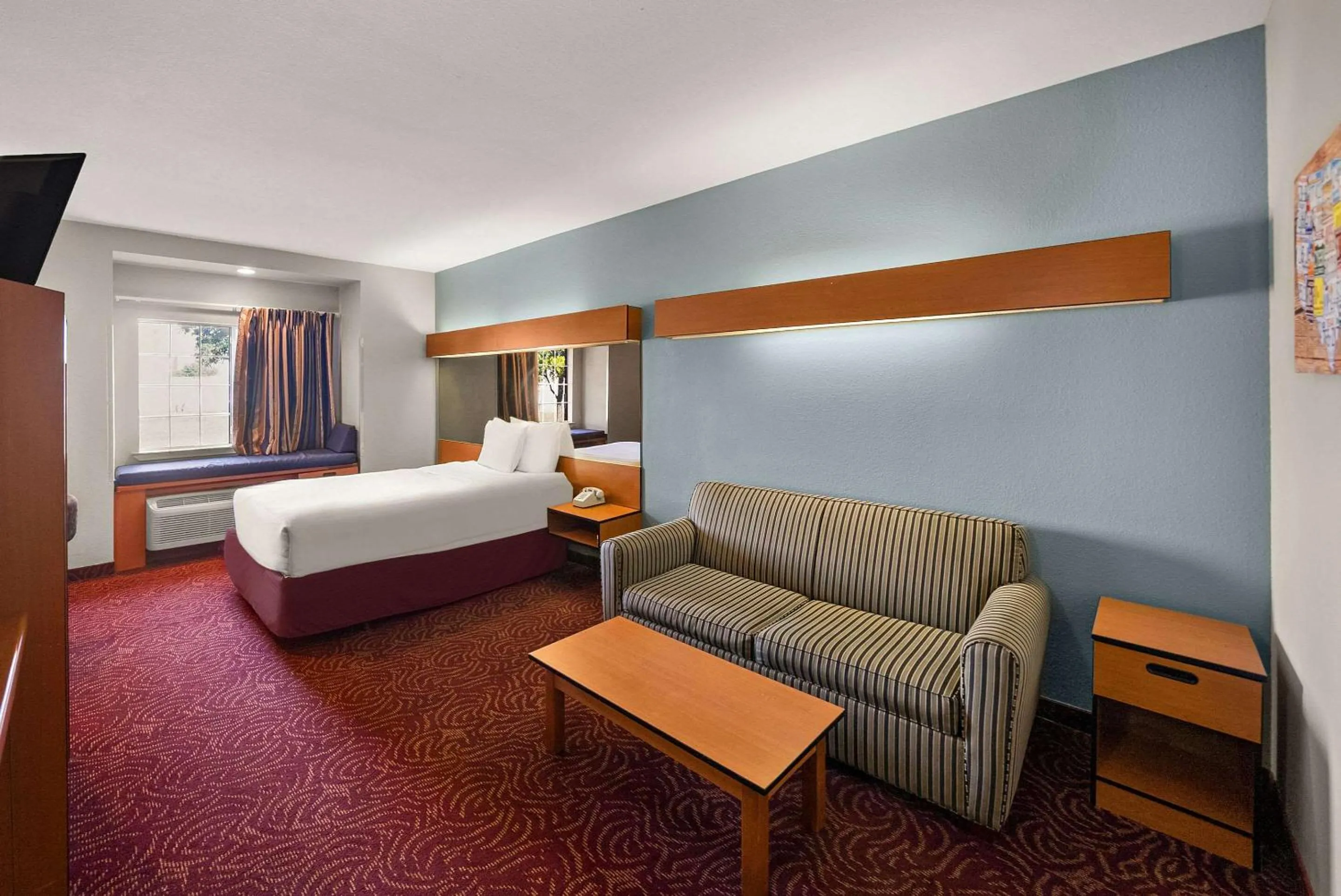 Bedroom, Bed in Econo Lodge Inn & Suites Mesquite - Dallas East