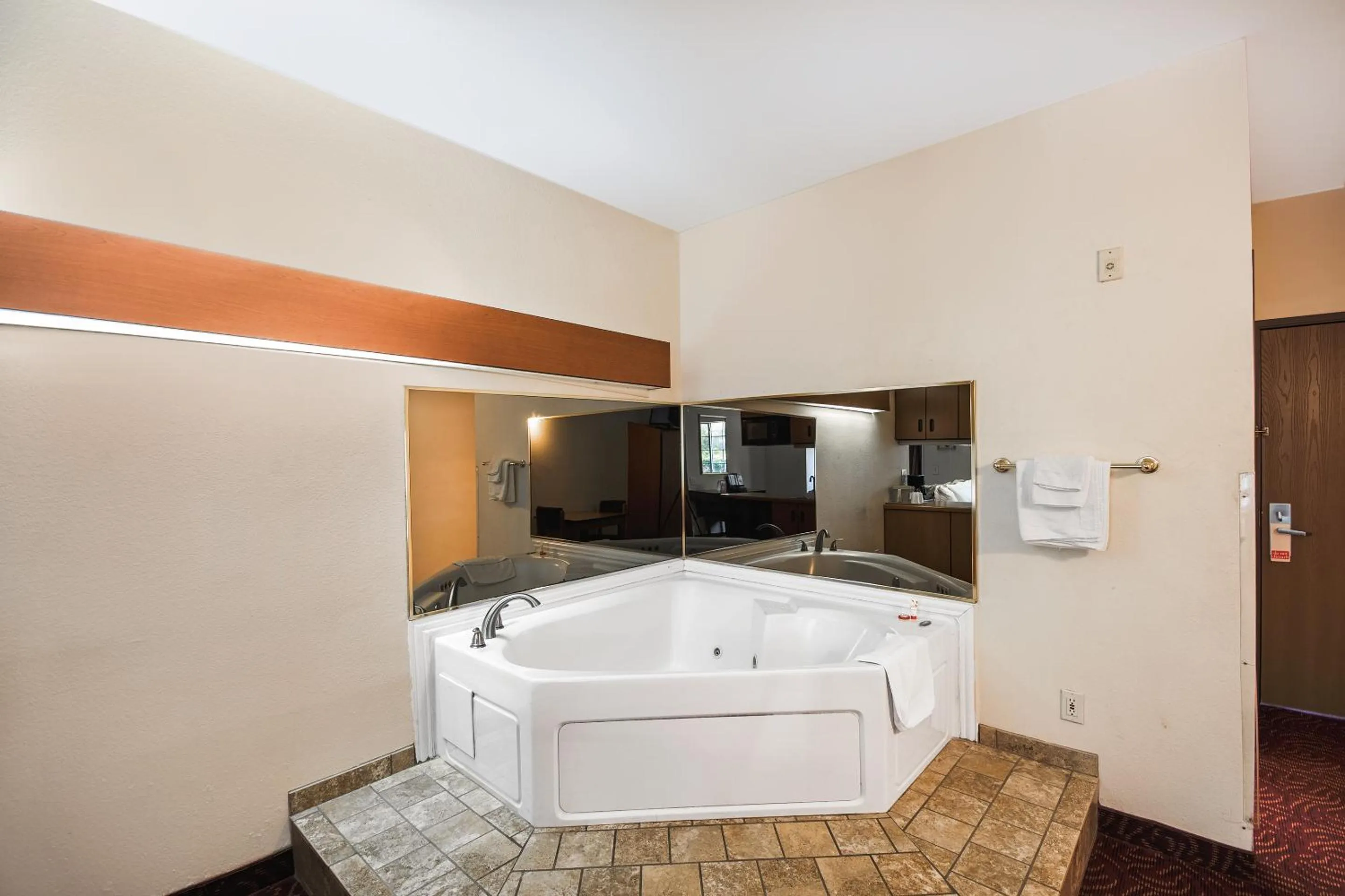 Hot Tub in Econo Lodge Inn & Suites Mesquite - Dallas East
