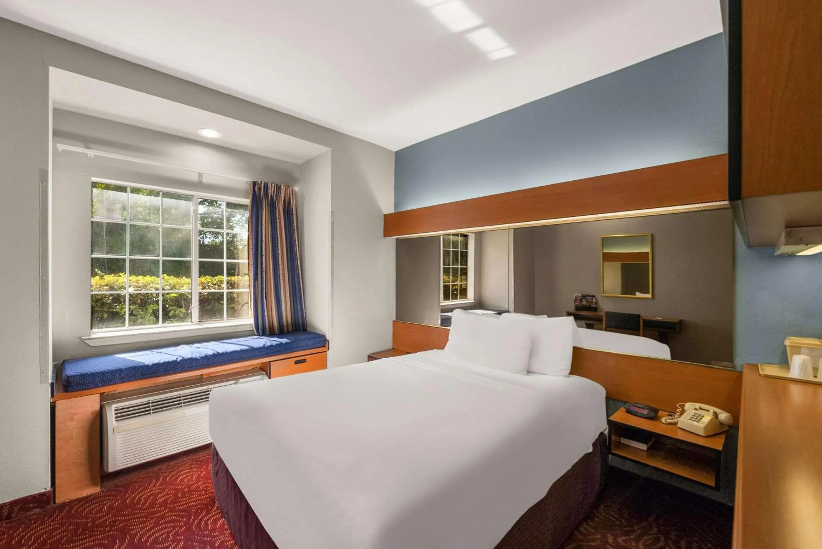 Bedroom, Bed in Econo Lodge Inn & Suites Mesquite - Dallas East