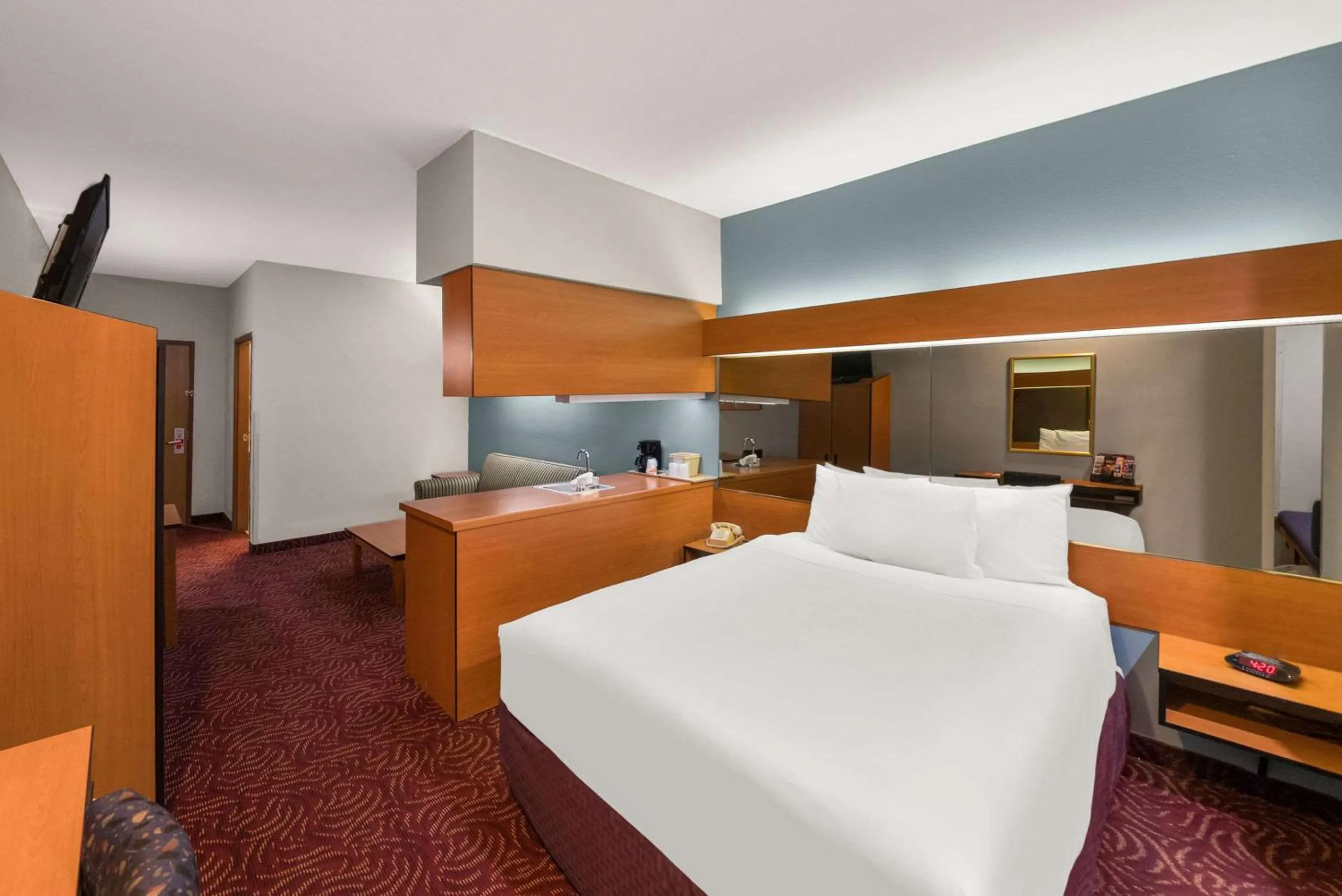 Bedroom, Bed in Econo Lodge Inn & Suites Mesquite - Dallas East