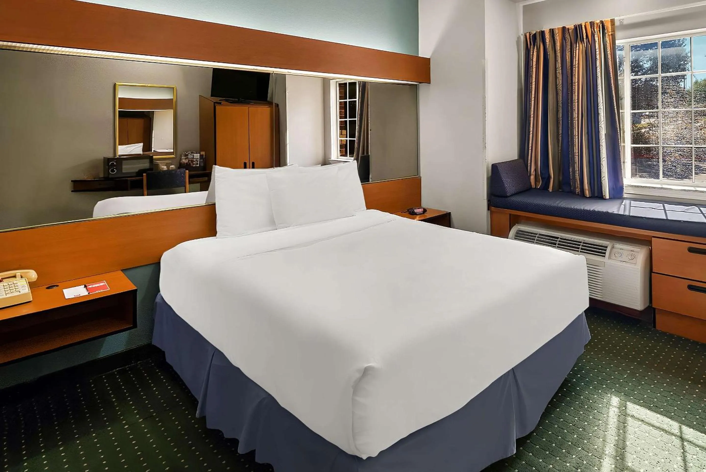 Bedroom, Bed in Econo Lodge Inn & Suites Mesquite - Dallas East