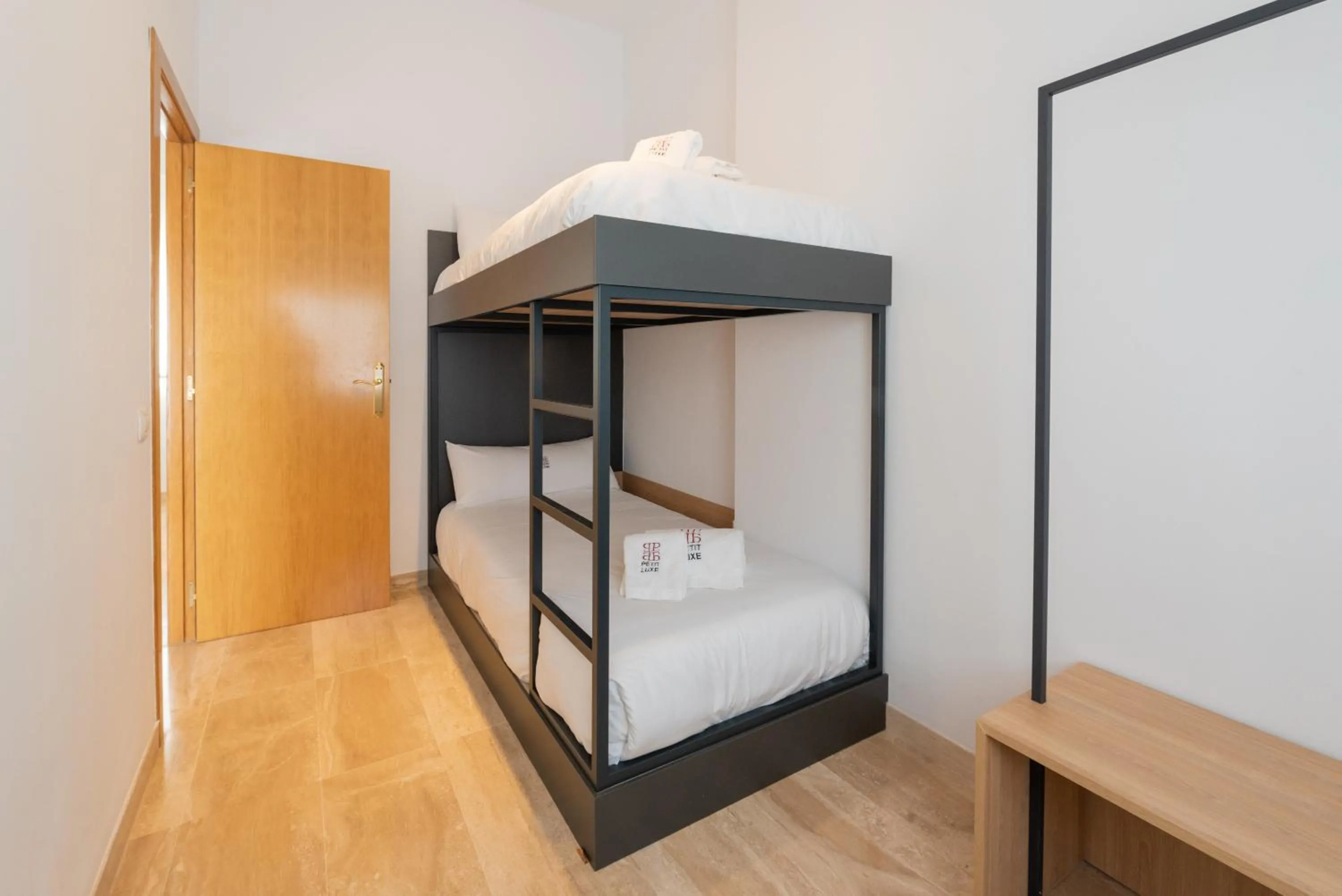 Bedroom, Bed in Petit Luxe Ègara