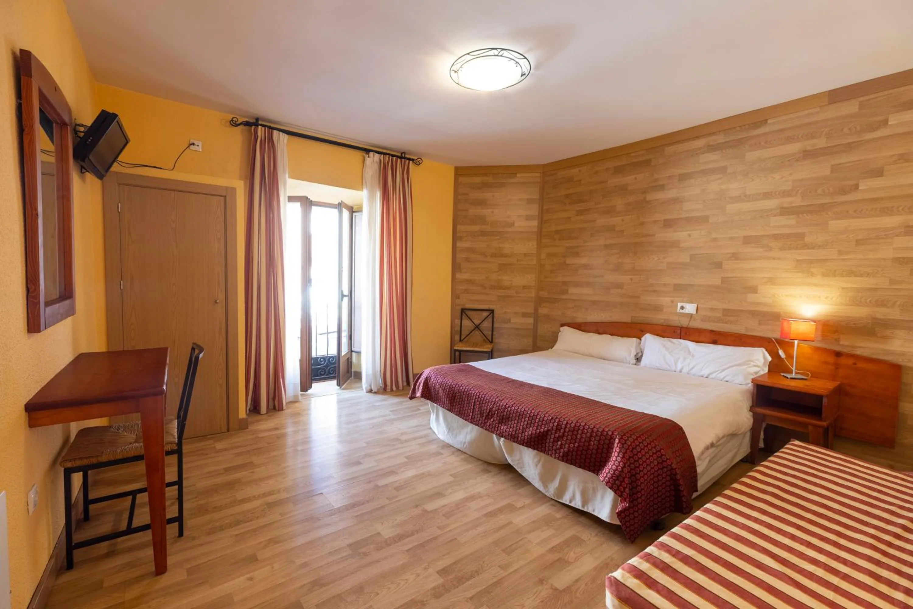 Bed in Hostal Restaurante Puerta del Alcázar