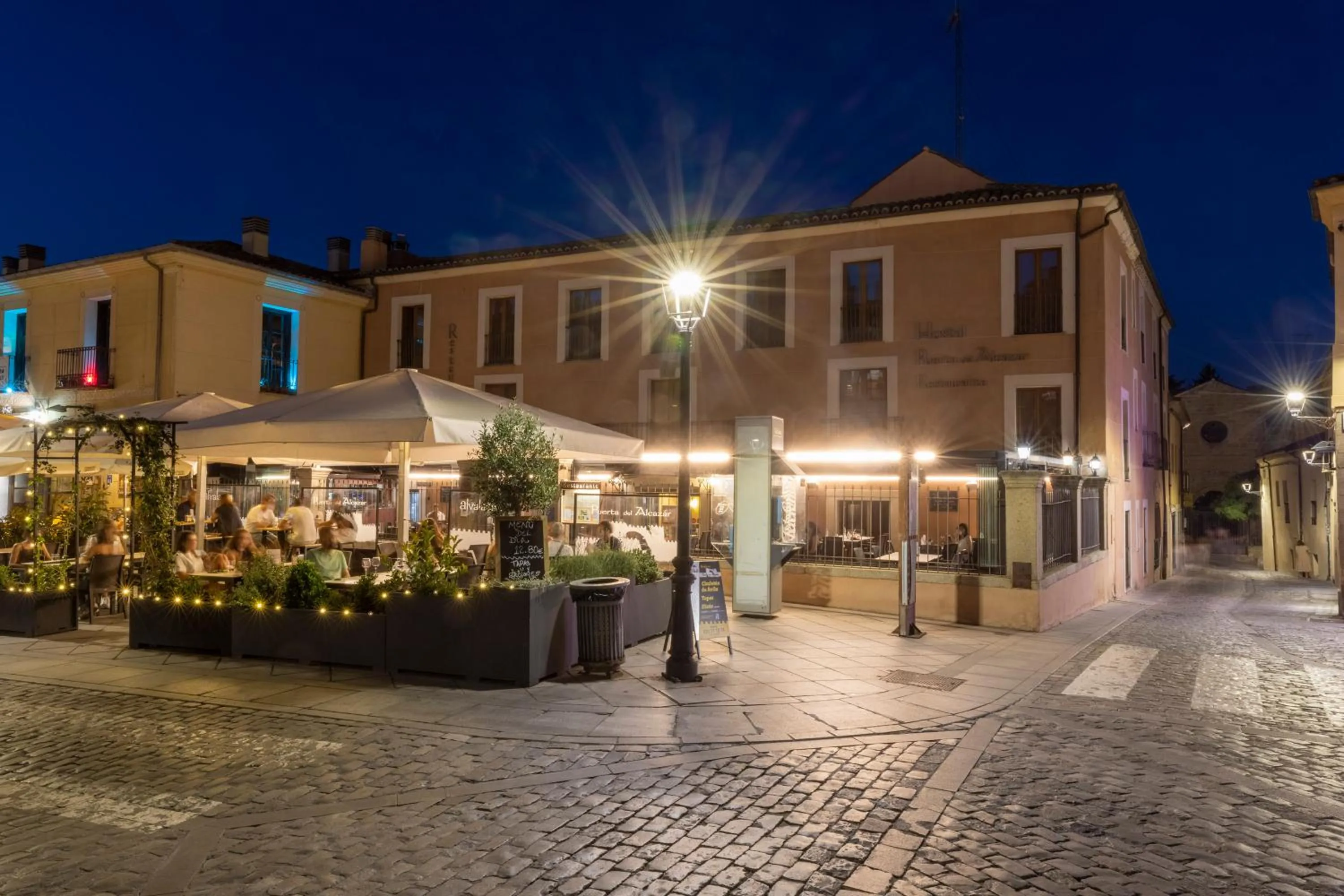 Facade/entrance in Hostal Restaurante Puerta del Alcázar