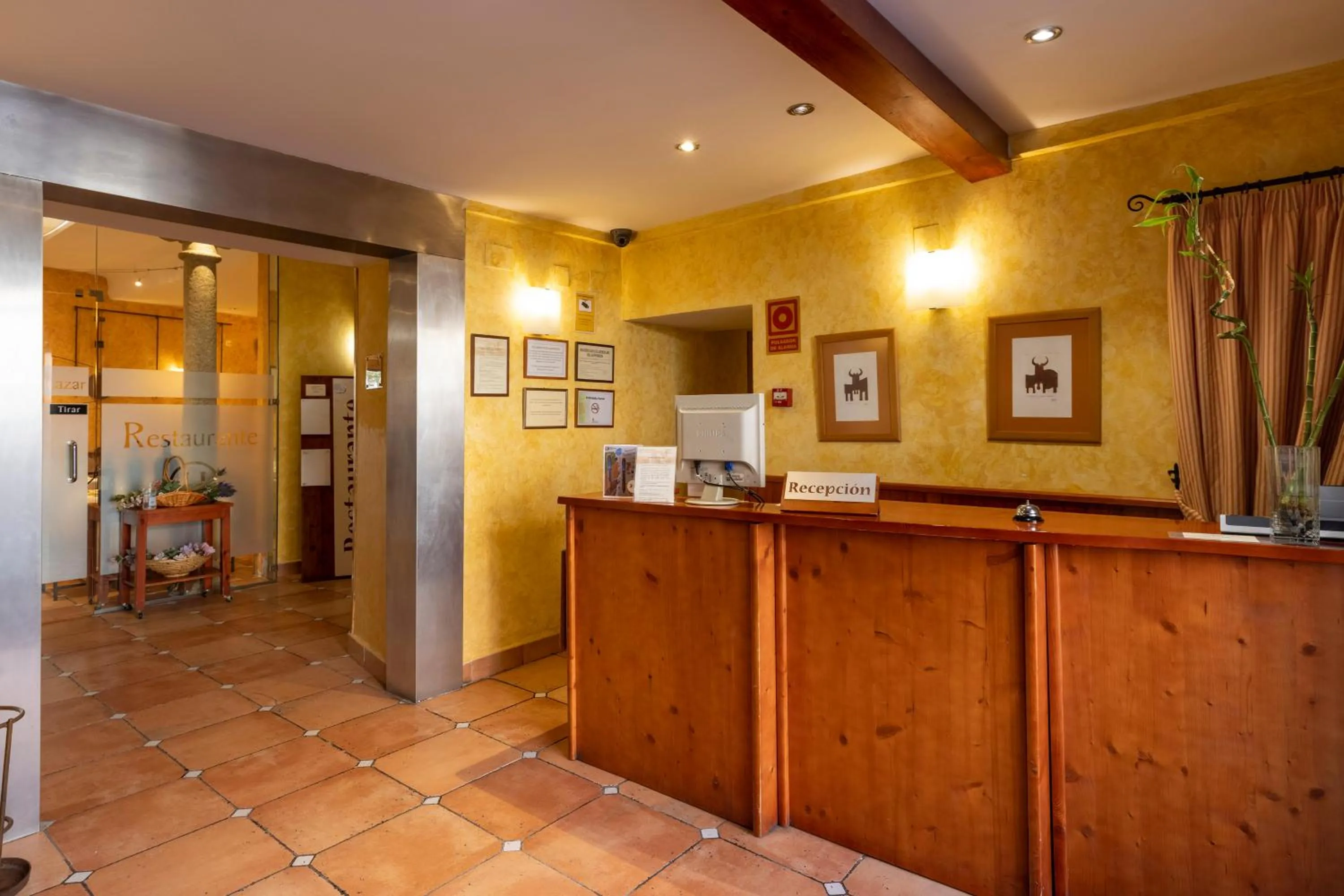 Lobby or reception in Hostal Restaurante Puerta del Alcázar