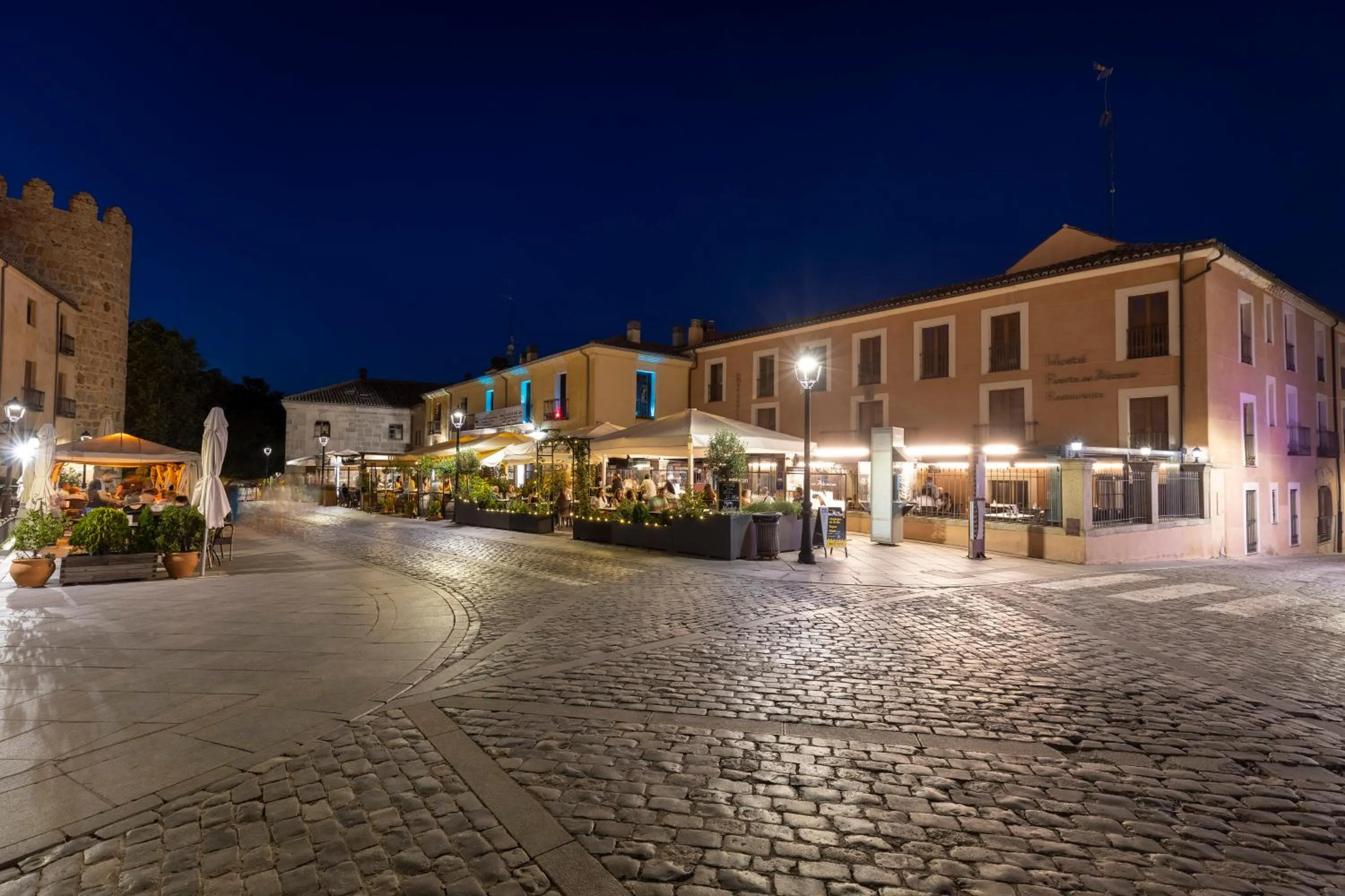 Facade/entrance in Hostal Restaurante Puerta del Alcázar