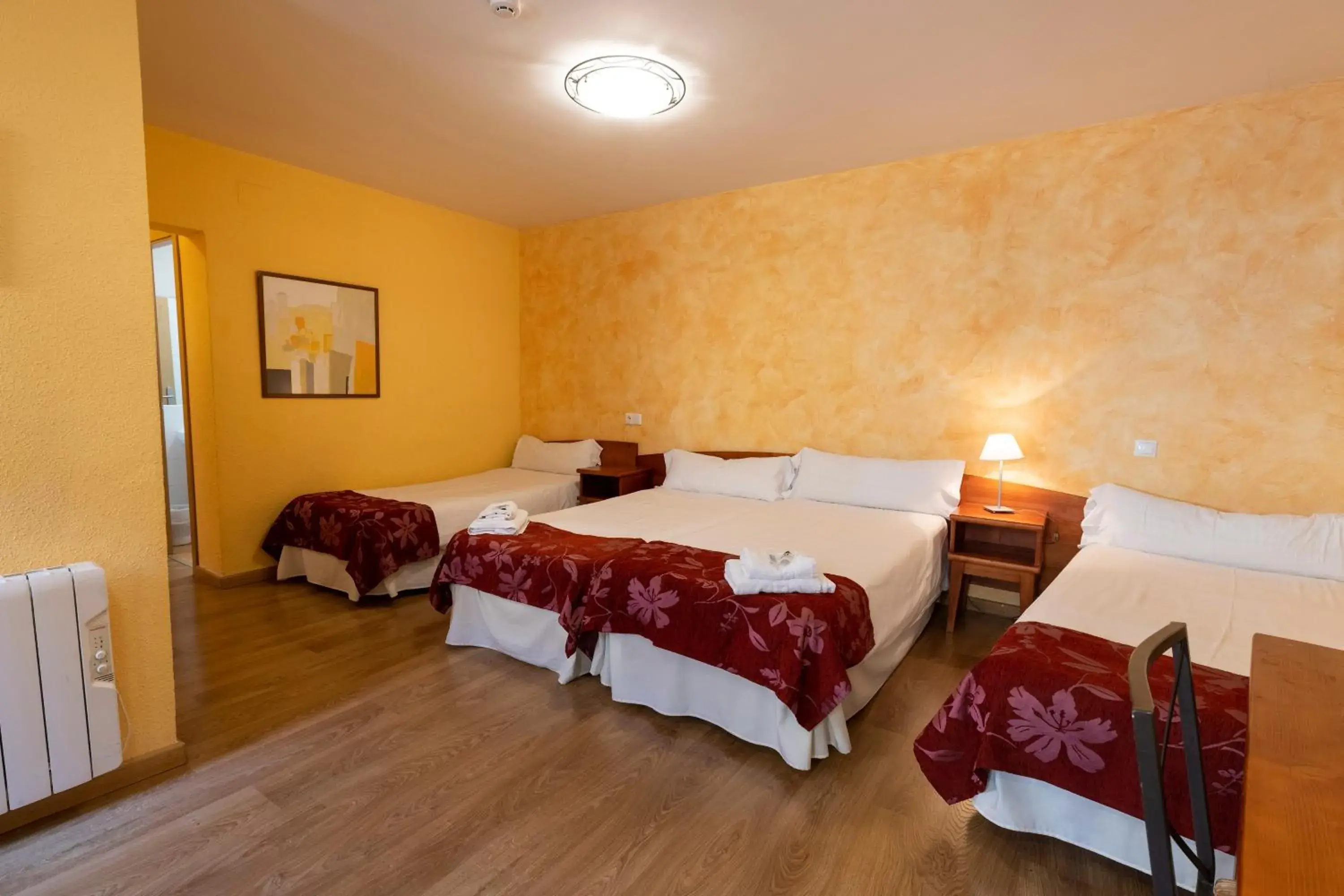 Quadruple Room in Hostal Restaurante Puerta del Alcázar Quadruple Room in Hostal Restaurante Puerta del Alcázar