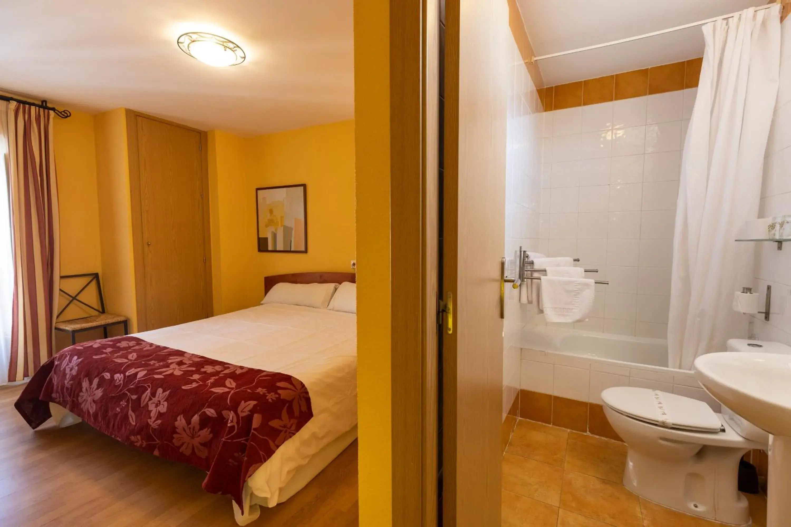 Single Room in Hostal Restaurante Puerta del Alcázar Single Room in Hostal Restaurante Puerta del Alcázar