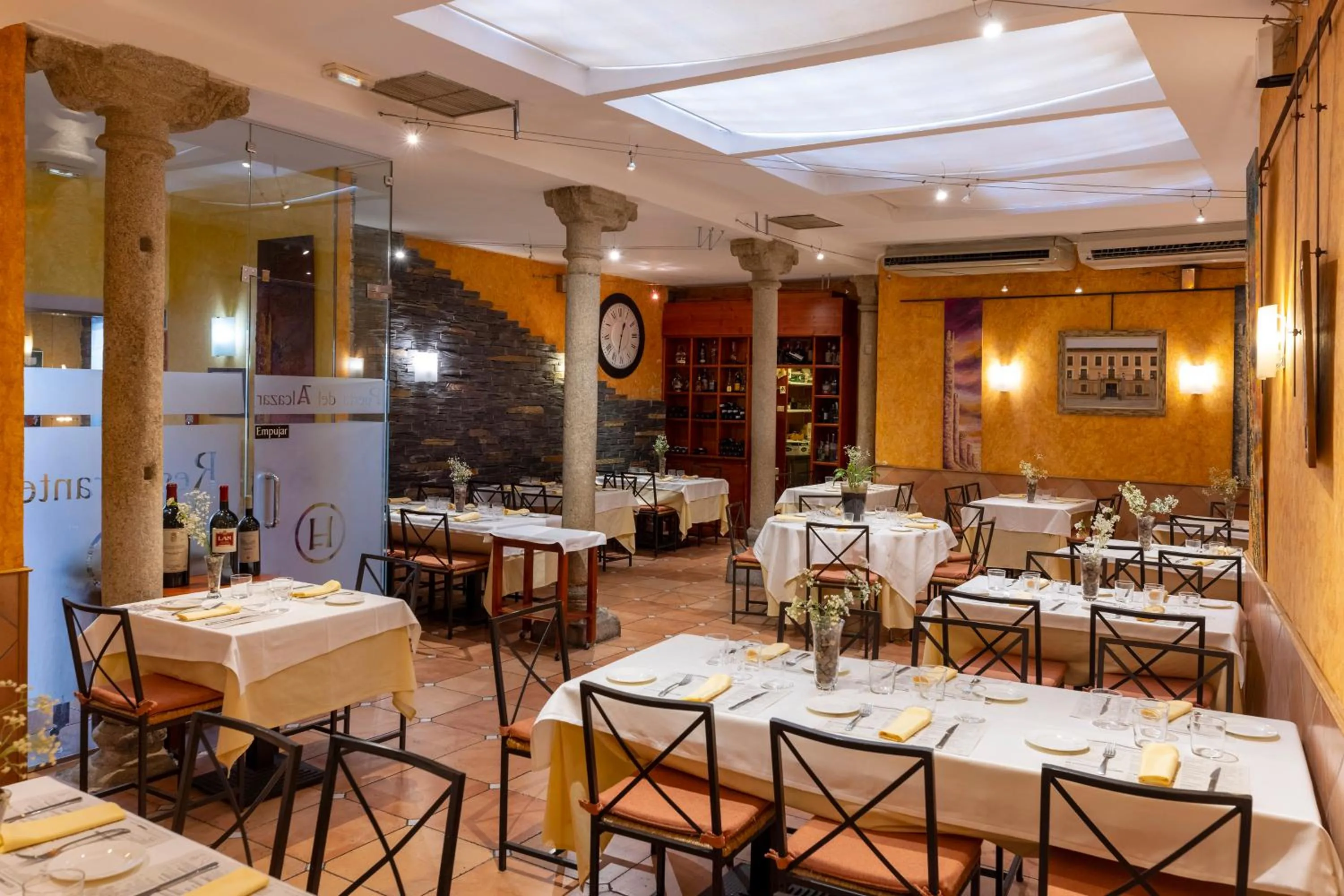 Restaurant/places to eat in Hostal Restaurante Puerta del Alcázar