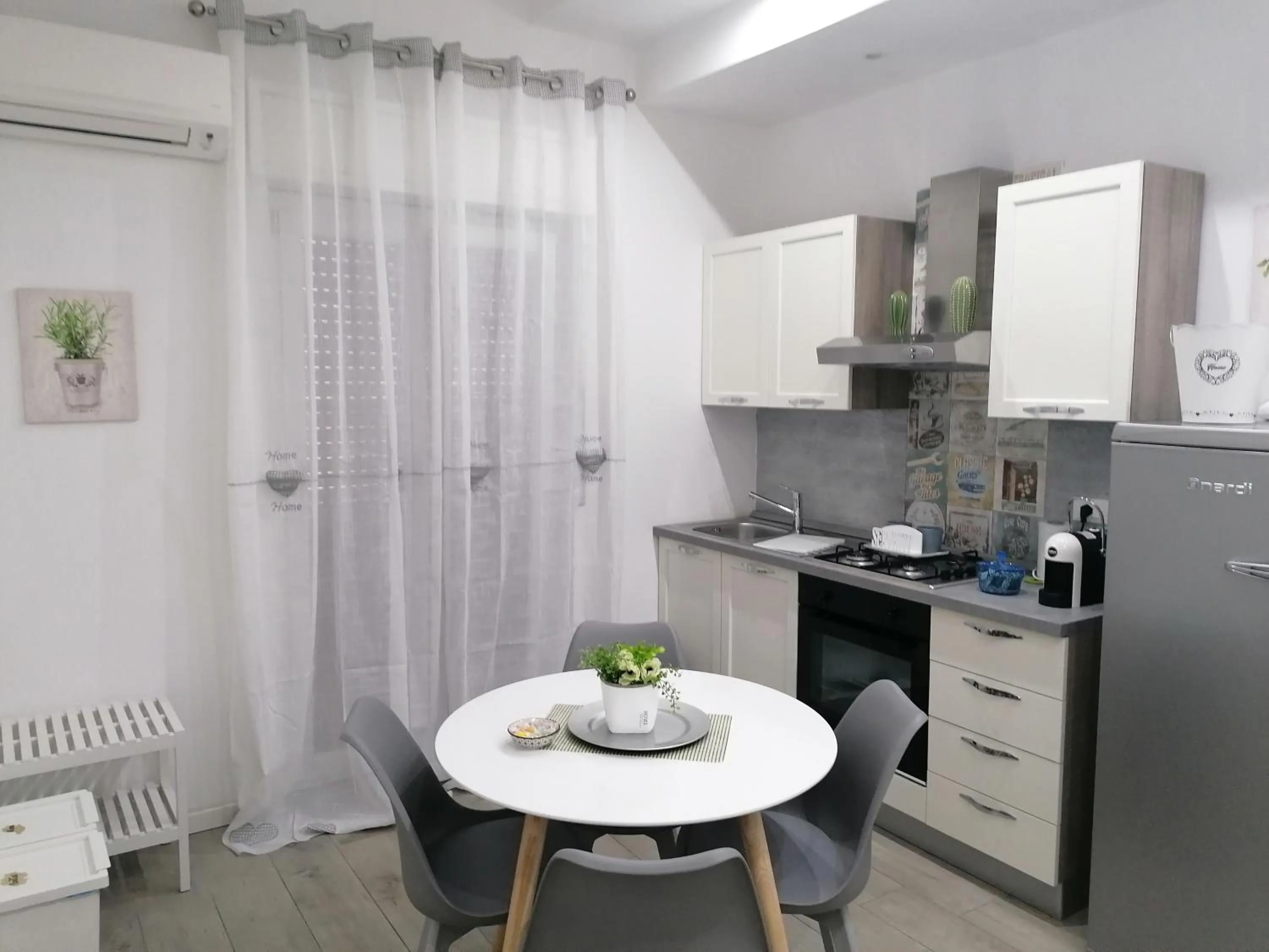 Kitchen or kitchenette in Vacanze HOME
