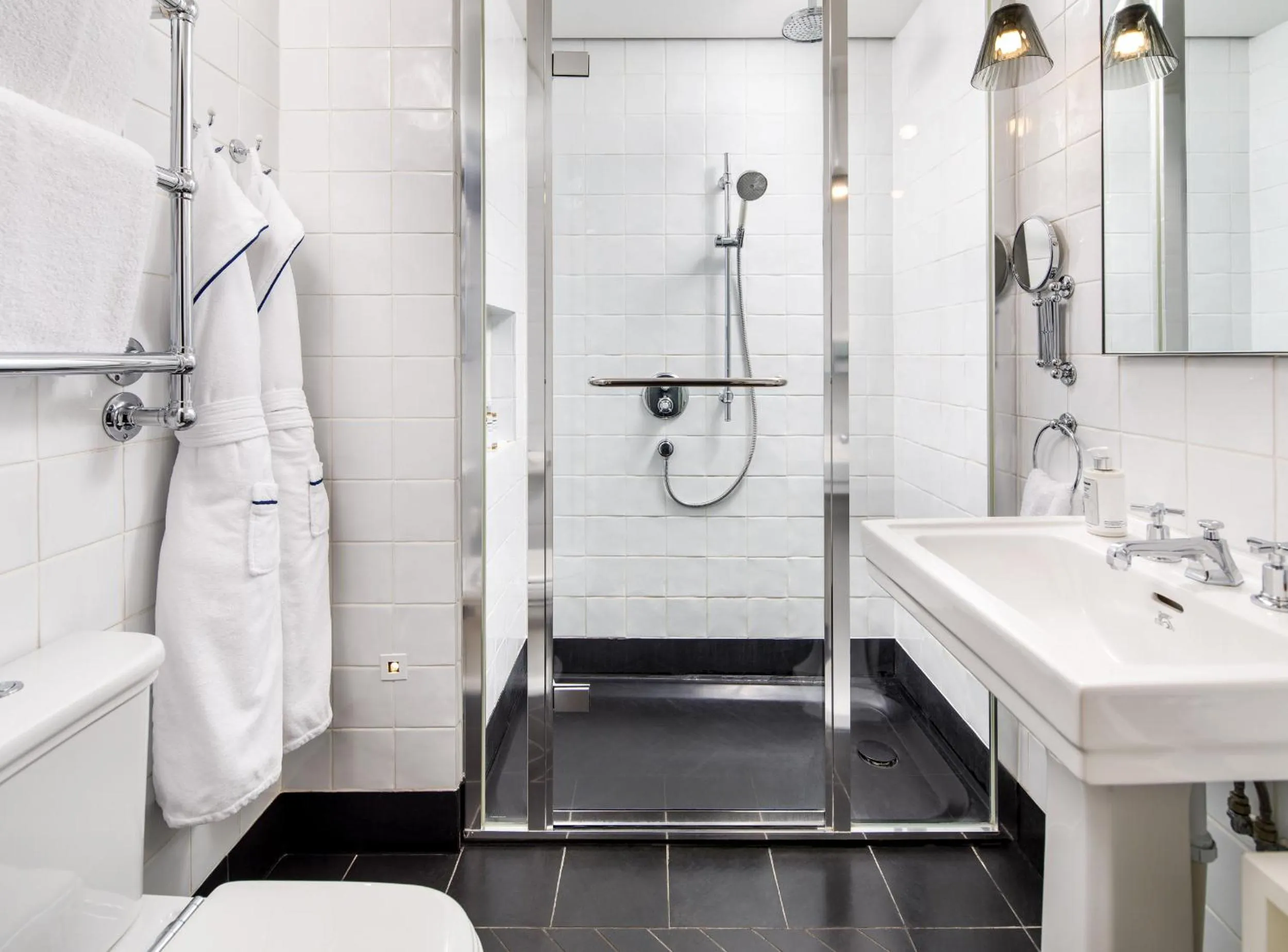 Shower in Kaya Great Northern Hotel, London