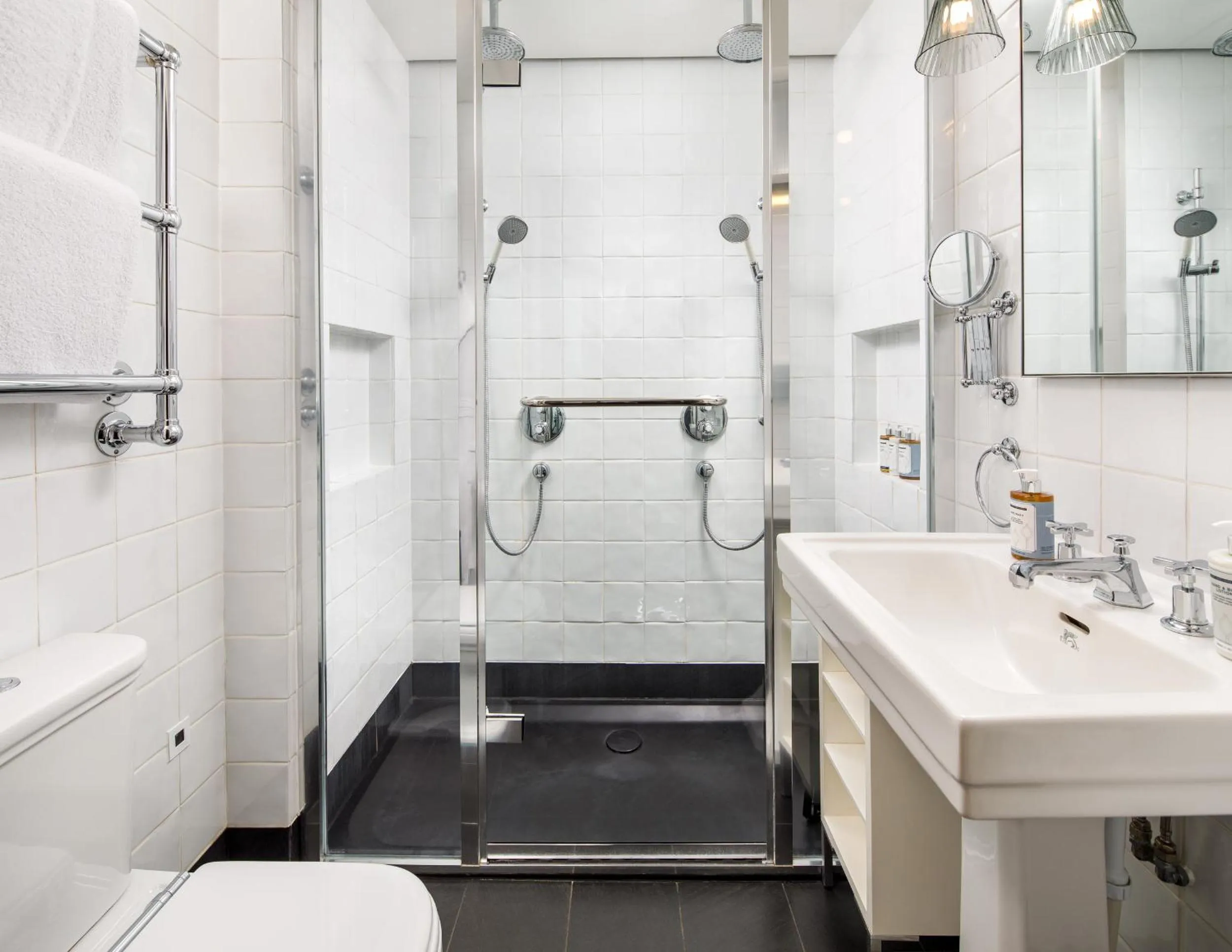 Shower in Kaya Great Northern Hotel, London