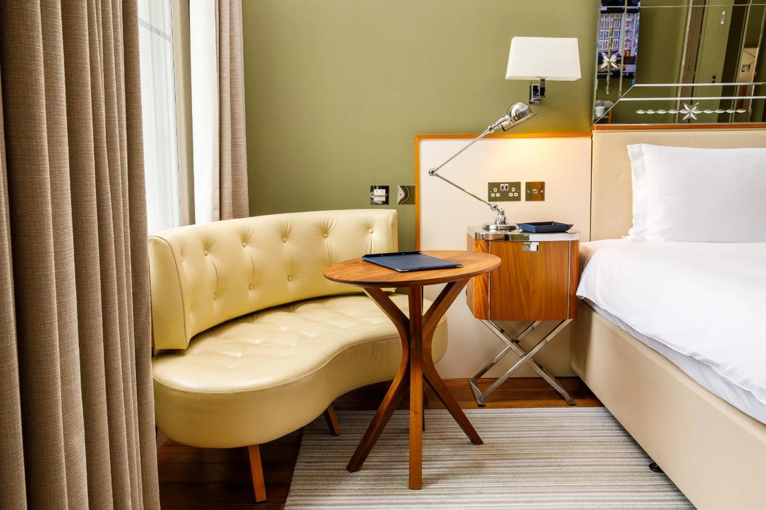 Bedroom, Bed in Kaya Great Northern Hotel, London