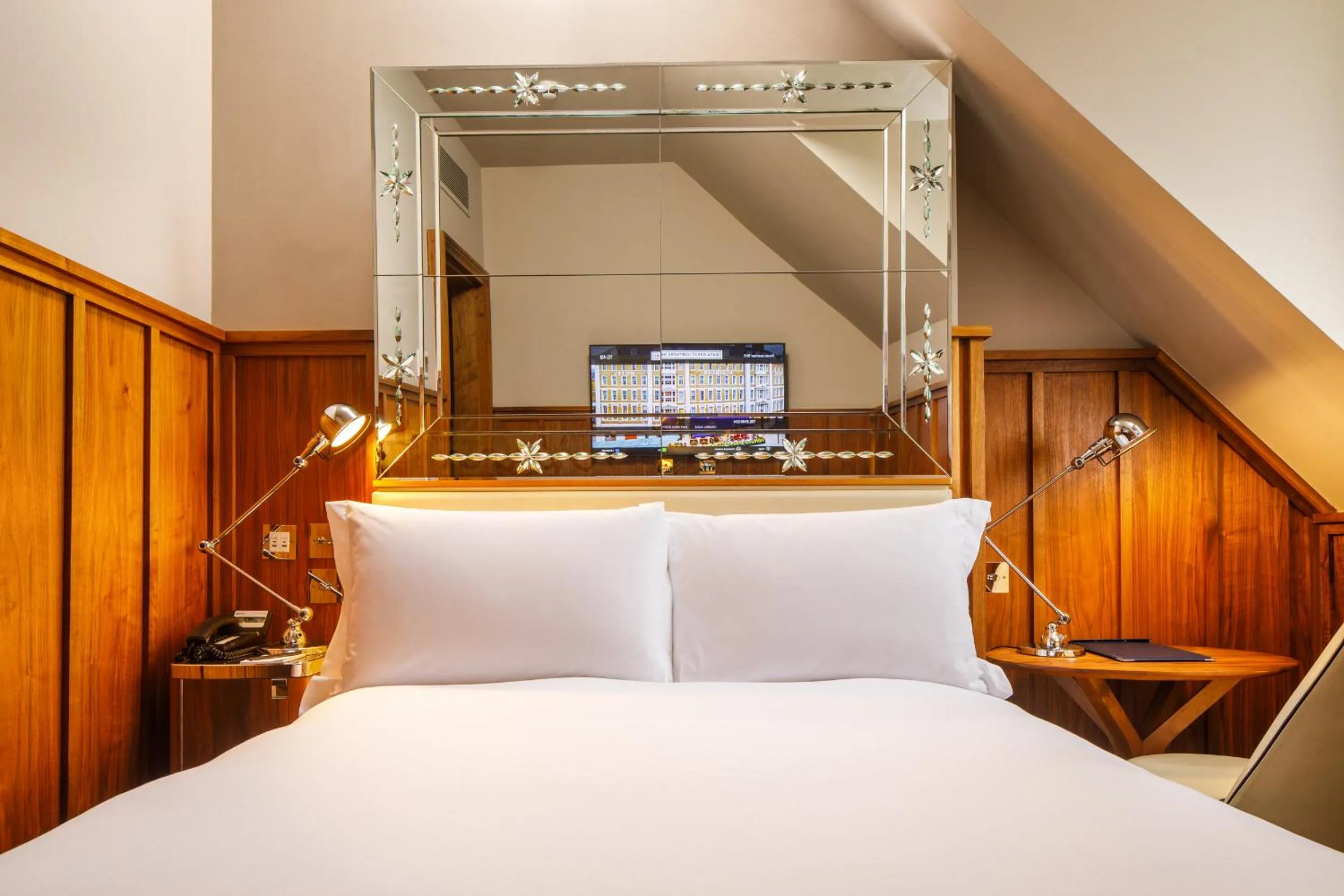 Bed in Kaya Great Northern Hotel, London