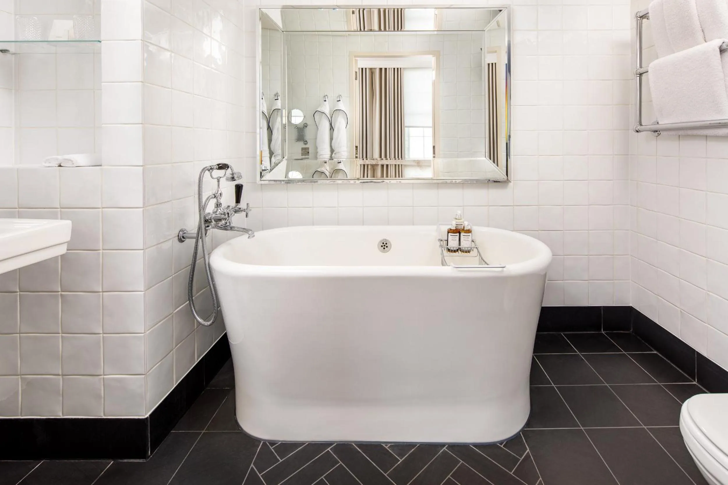 Shower in Kaya Great Northern Hotel, London