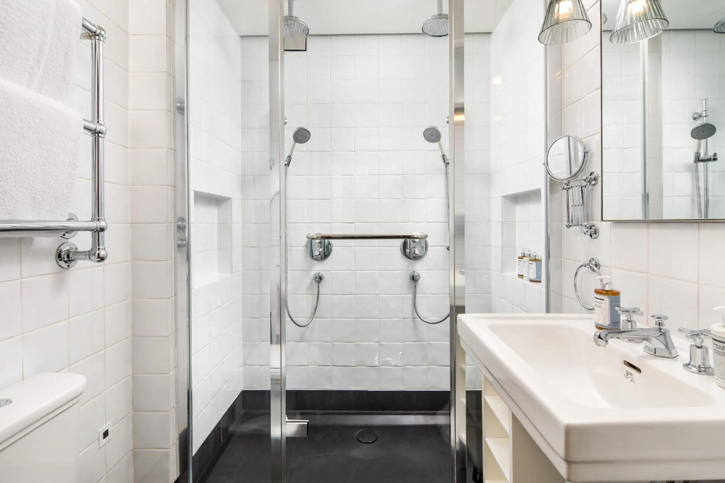 Shower in Kaya Great Northern Hotel, London