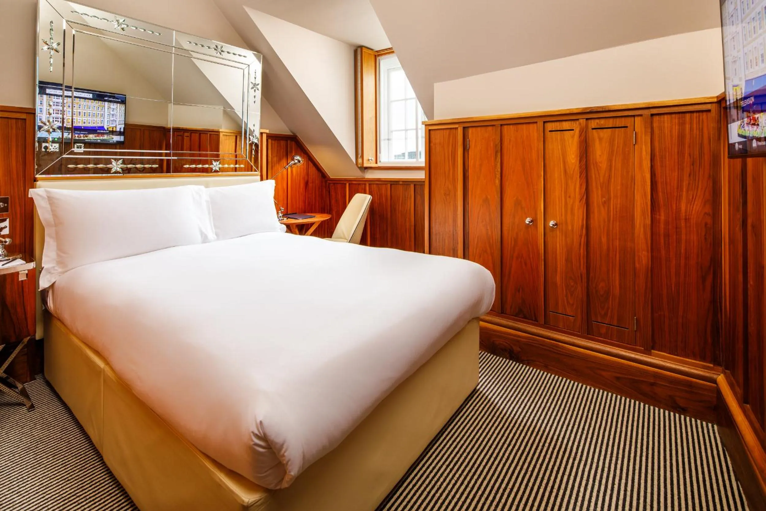 Bed in Kaya Great Northern Hotel, London