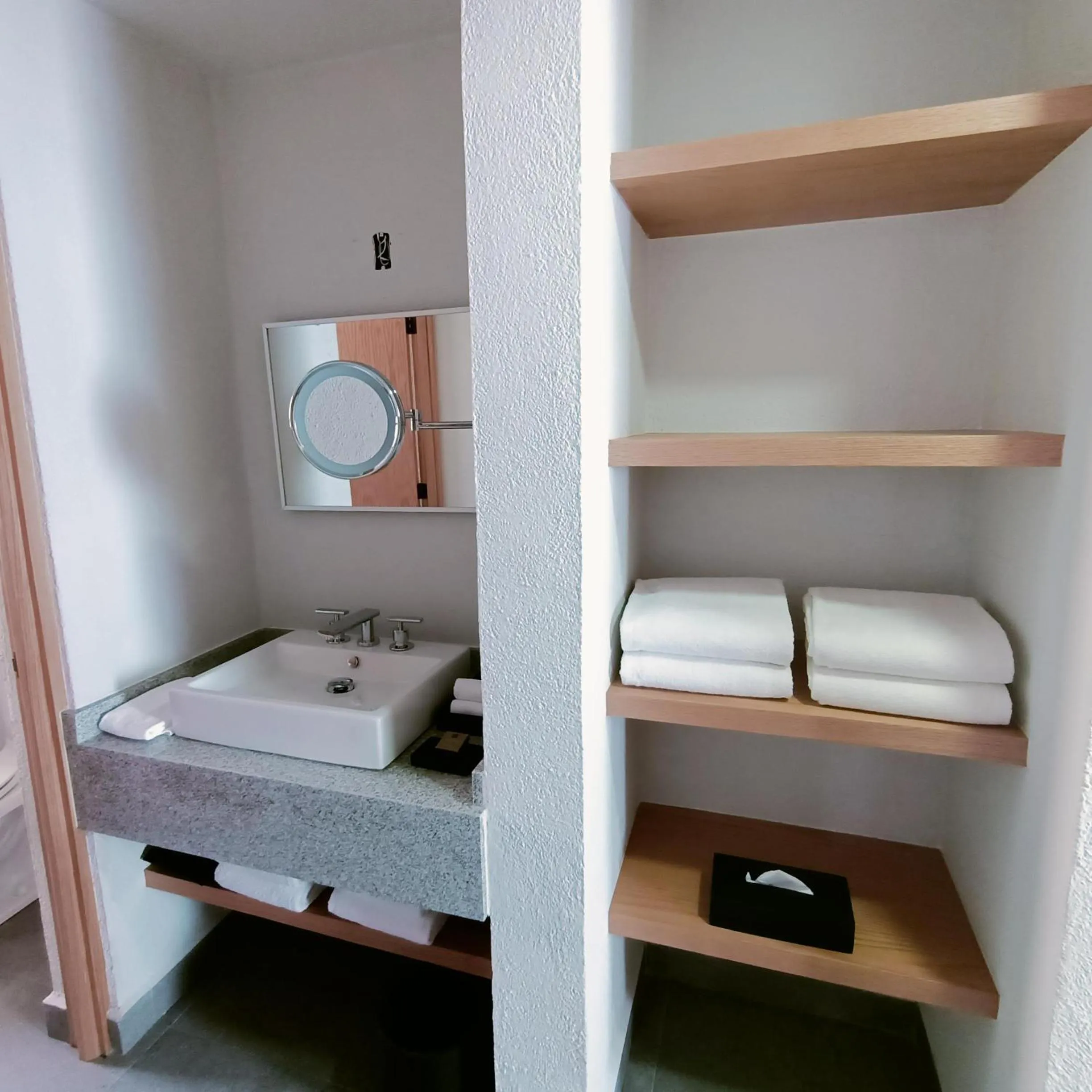 Bathroom, Bed in Sunrock Hotel & Suites