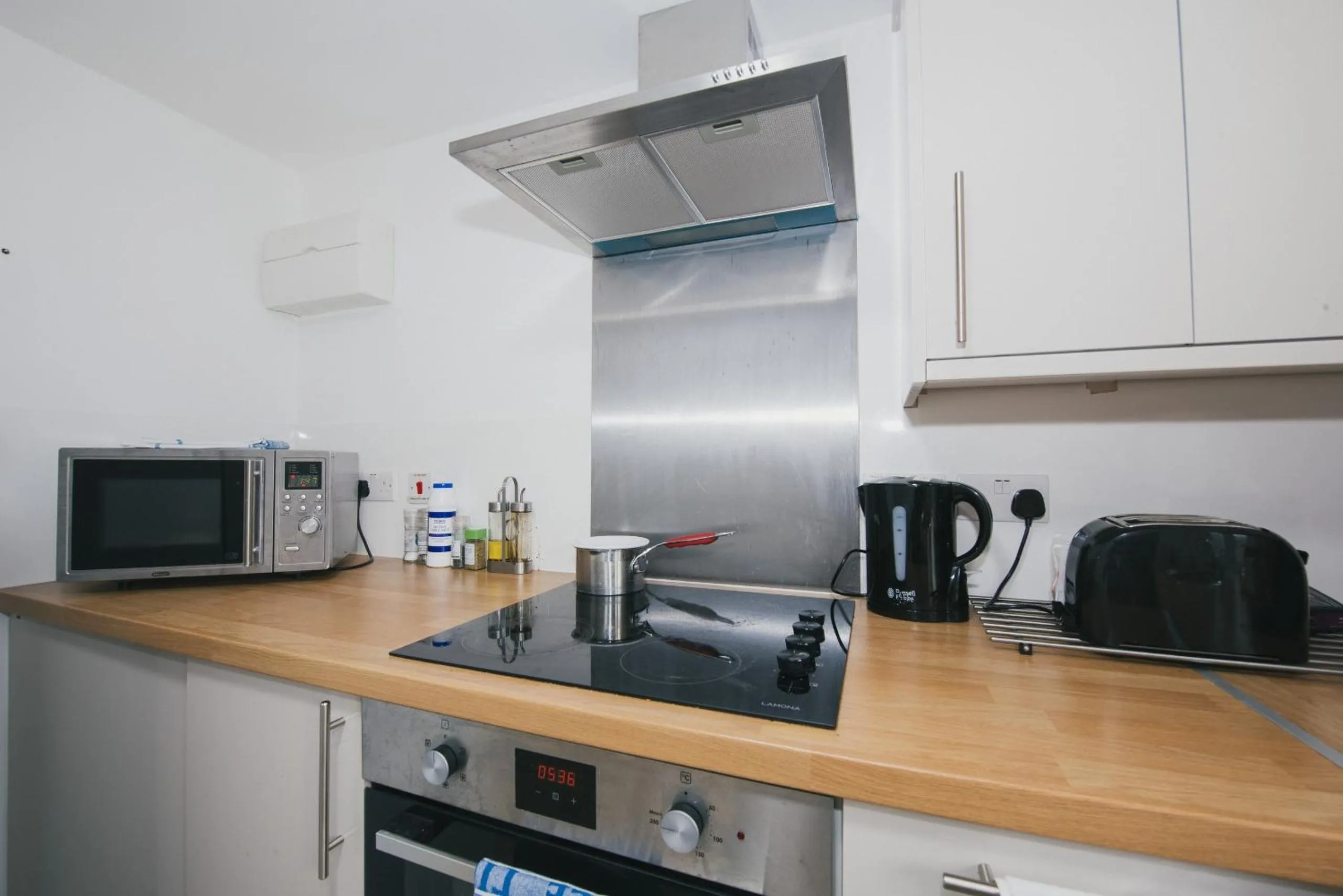 Kitchen or kitchenette in River Court Apartments by Paymán Club