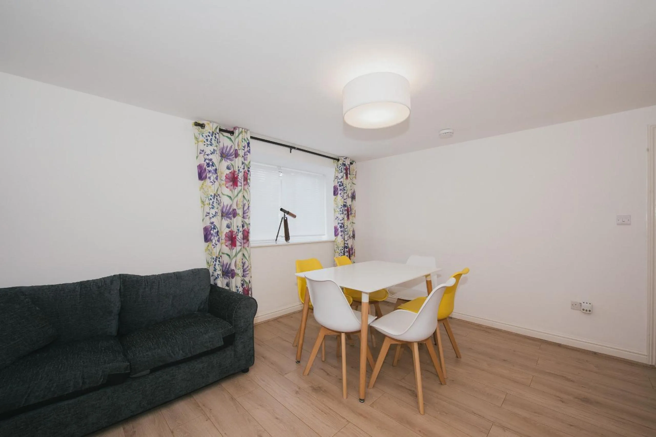 Living room in River Court Apartments by Paymán Club