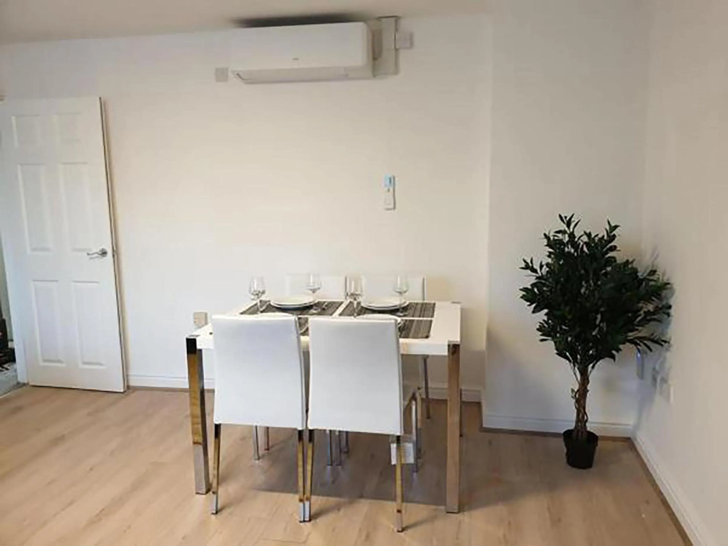 Living room in River Court Apartments by Paymán Club