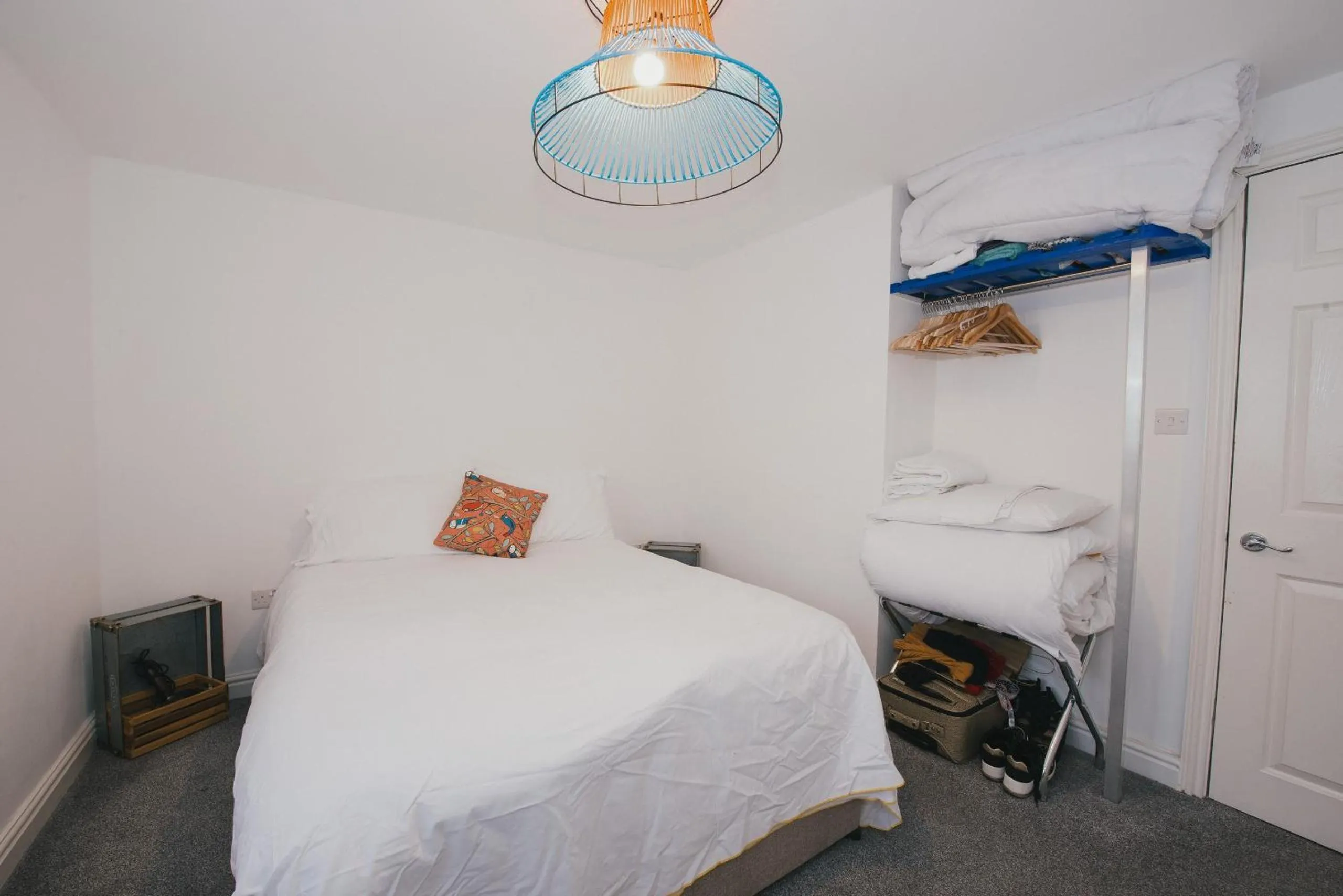 Bed in River Court Apartments by Paymán Club