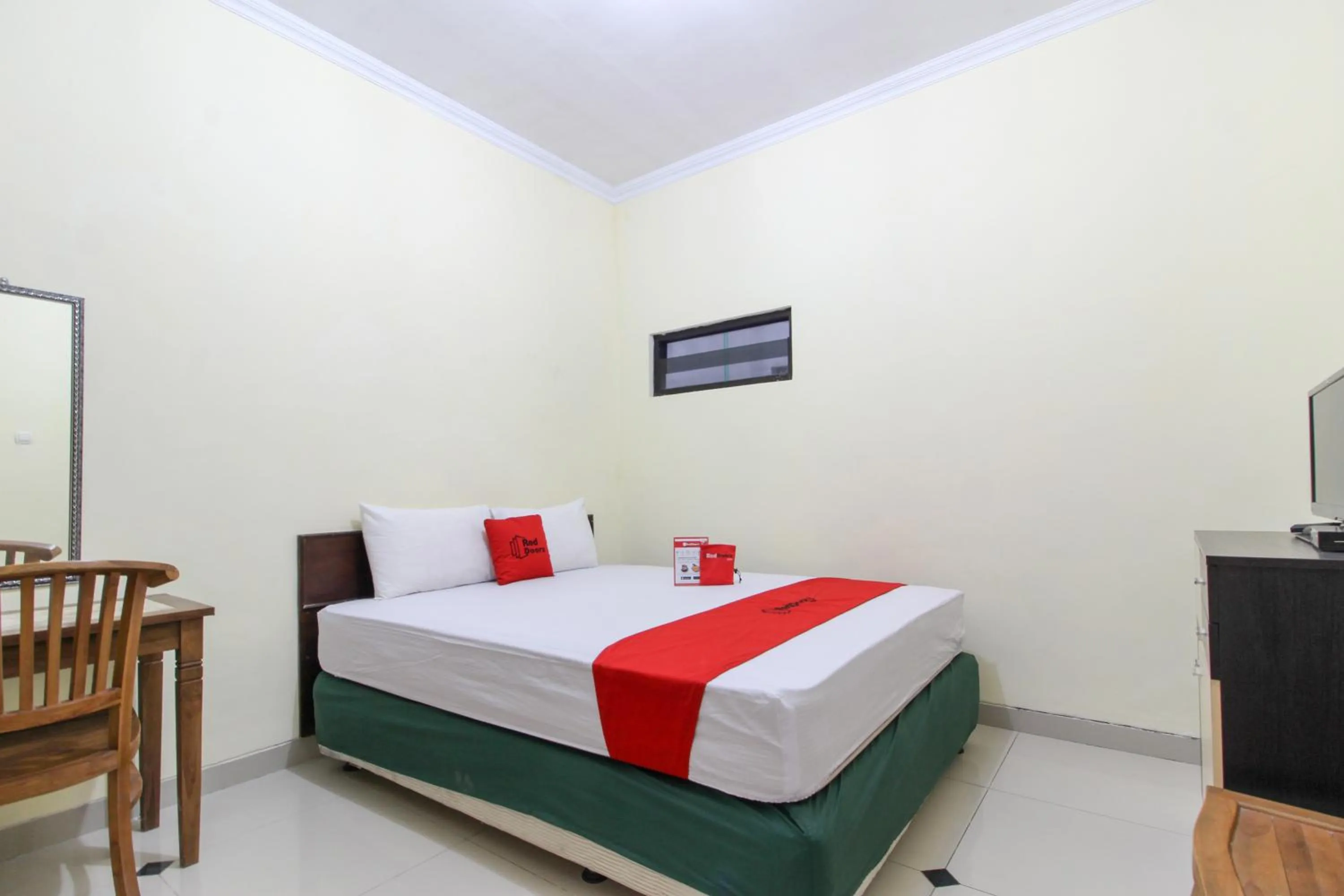 Bedroom, Bed in RedDoorz near Rumah Sakit Condong Catur
