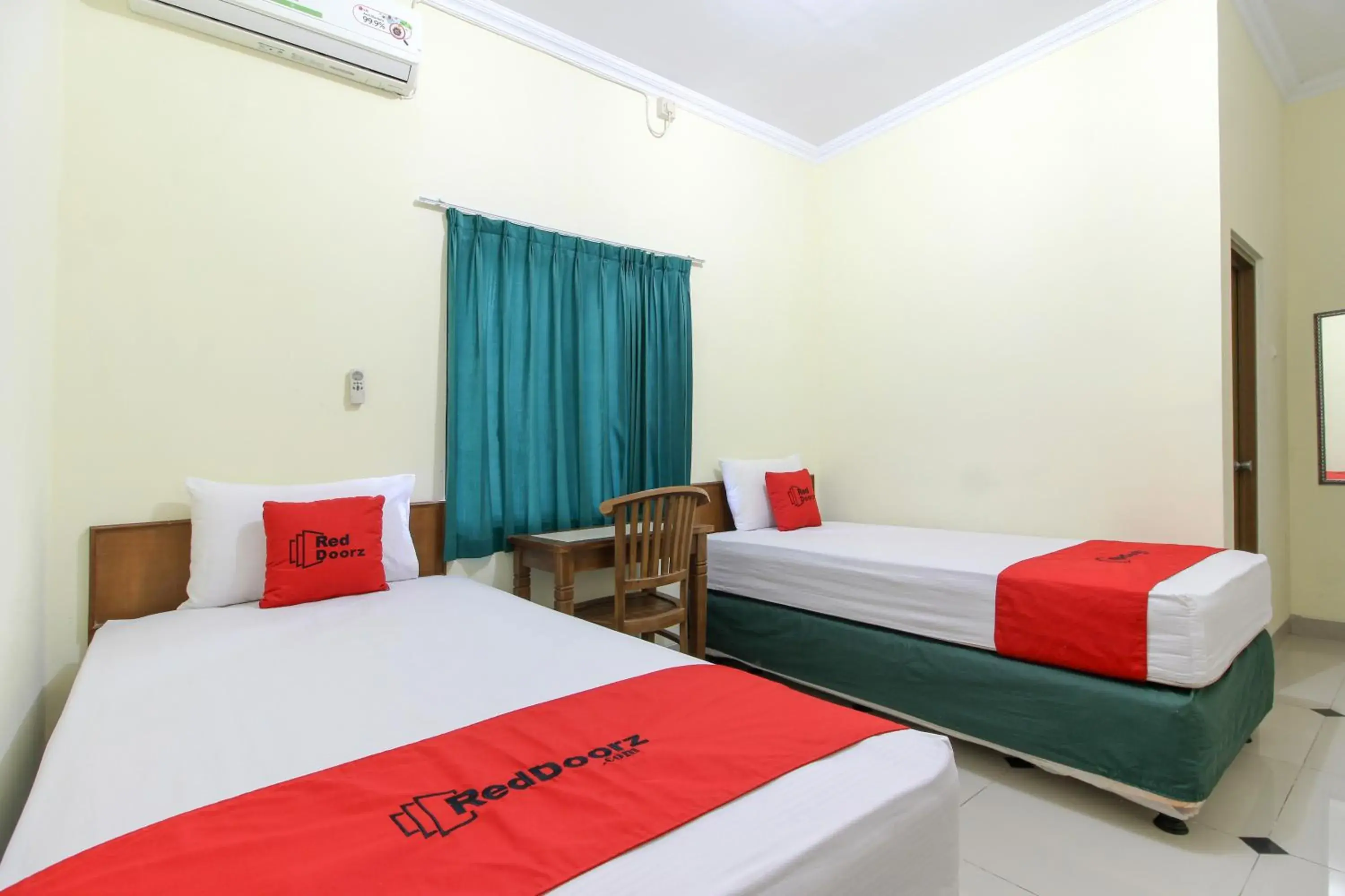 Twin Room in RedDoorz near Rumah Sakit Condong Catur Twin Room in RedDoorz near Rumah Sakit Condong Catur