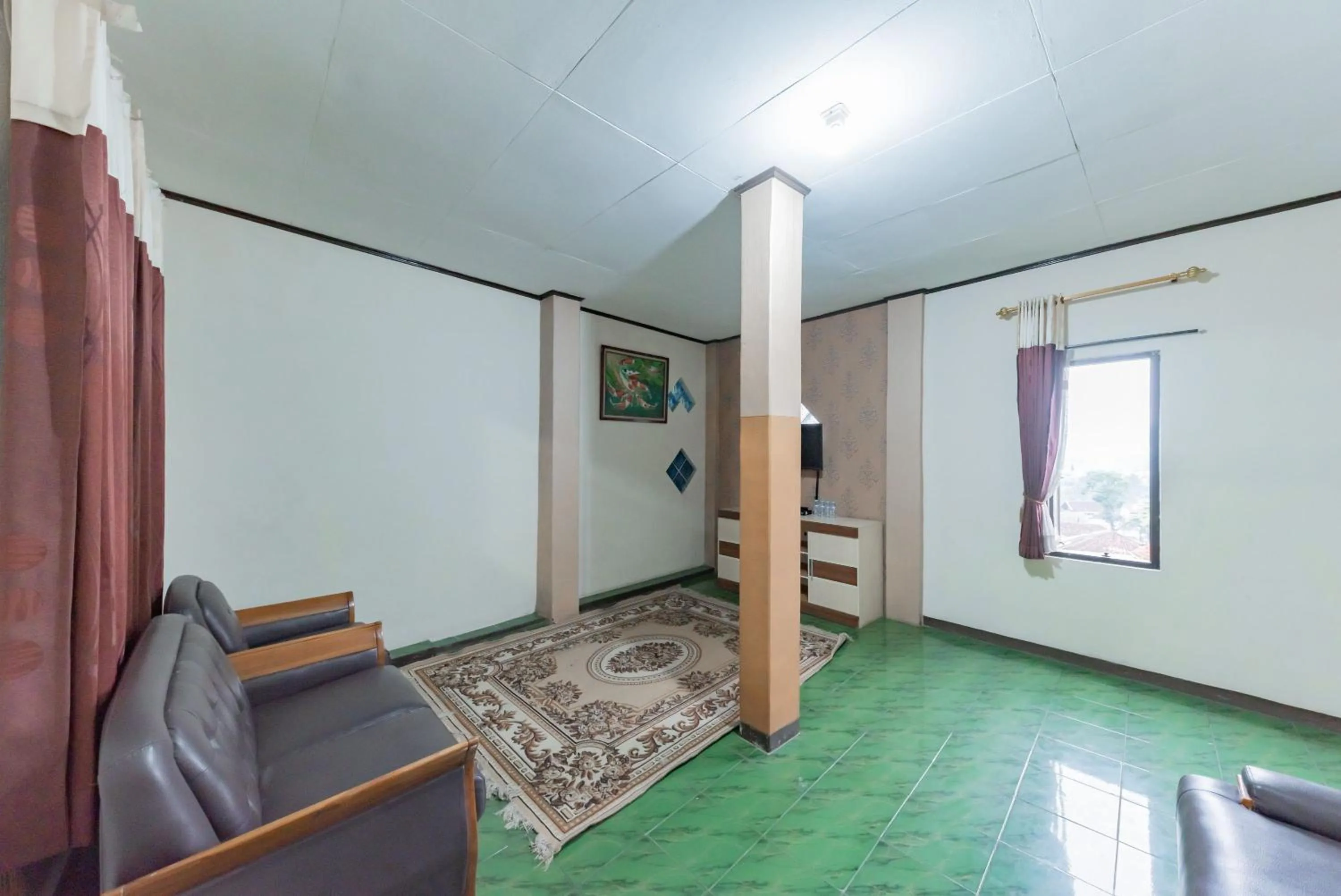 Living room in RedDoorz near Cikole Lembang