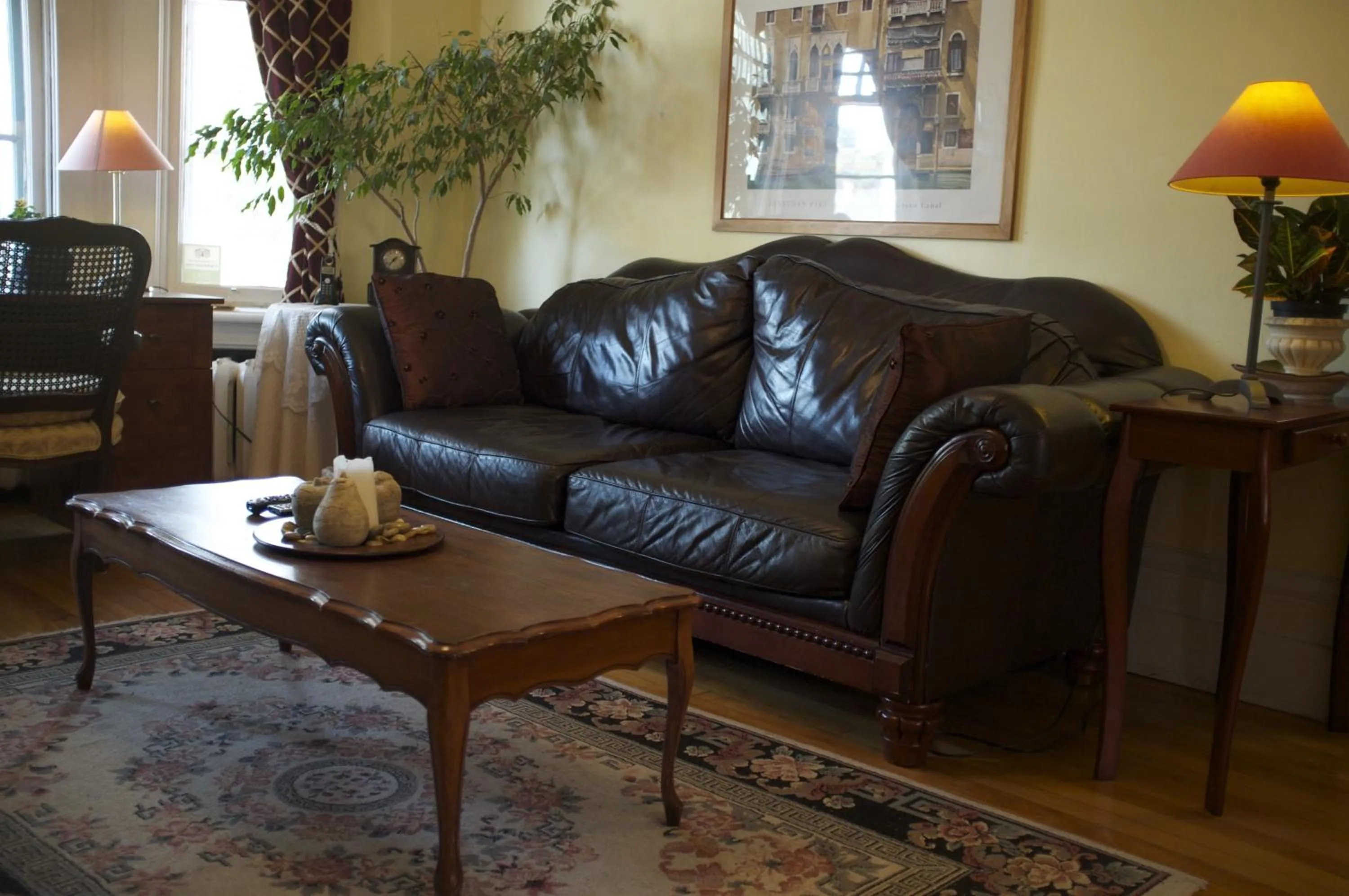 Seating area in Rideau Inn