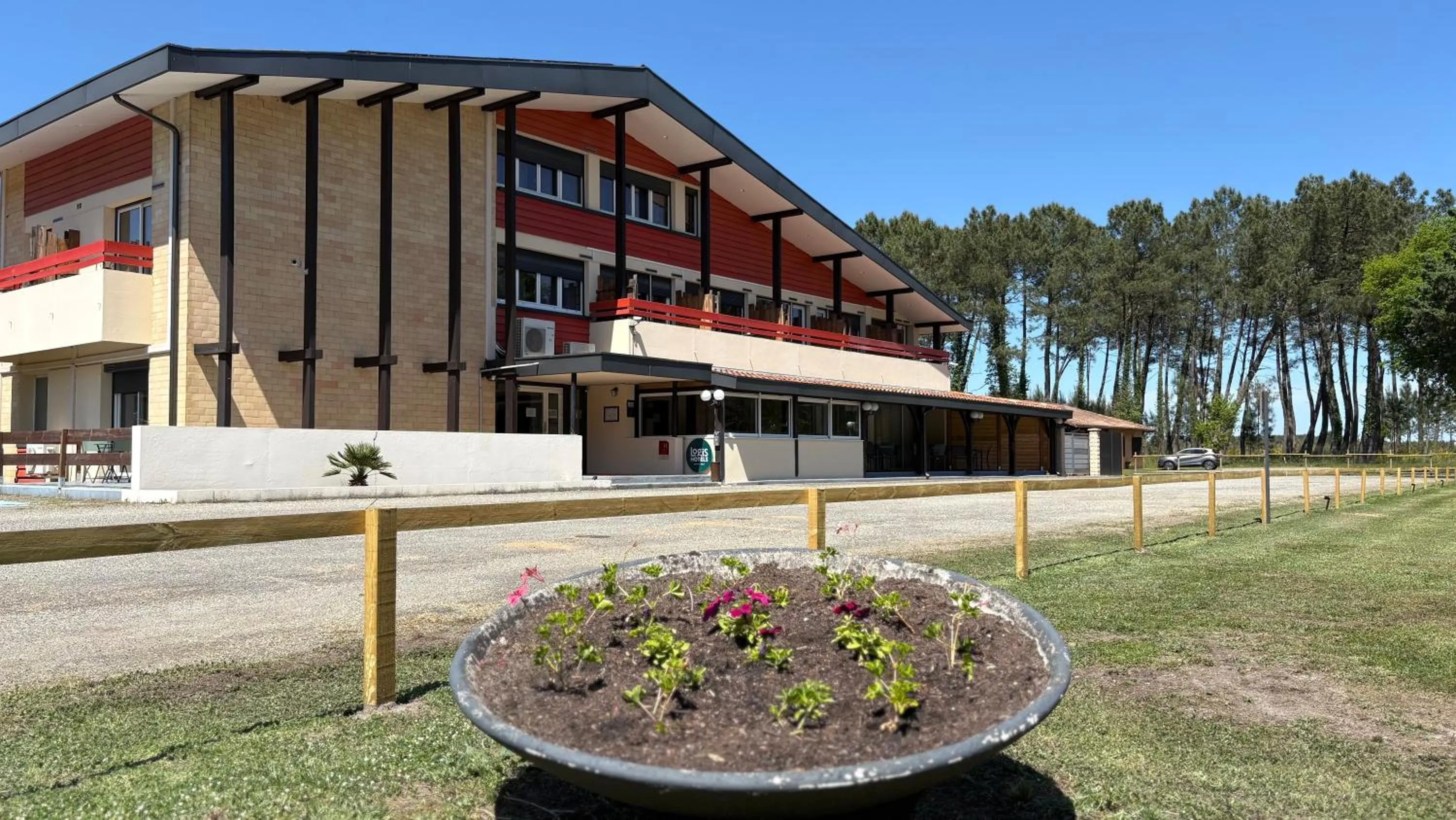 Property building in Hôtel Paris Madrid