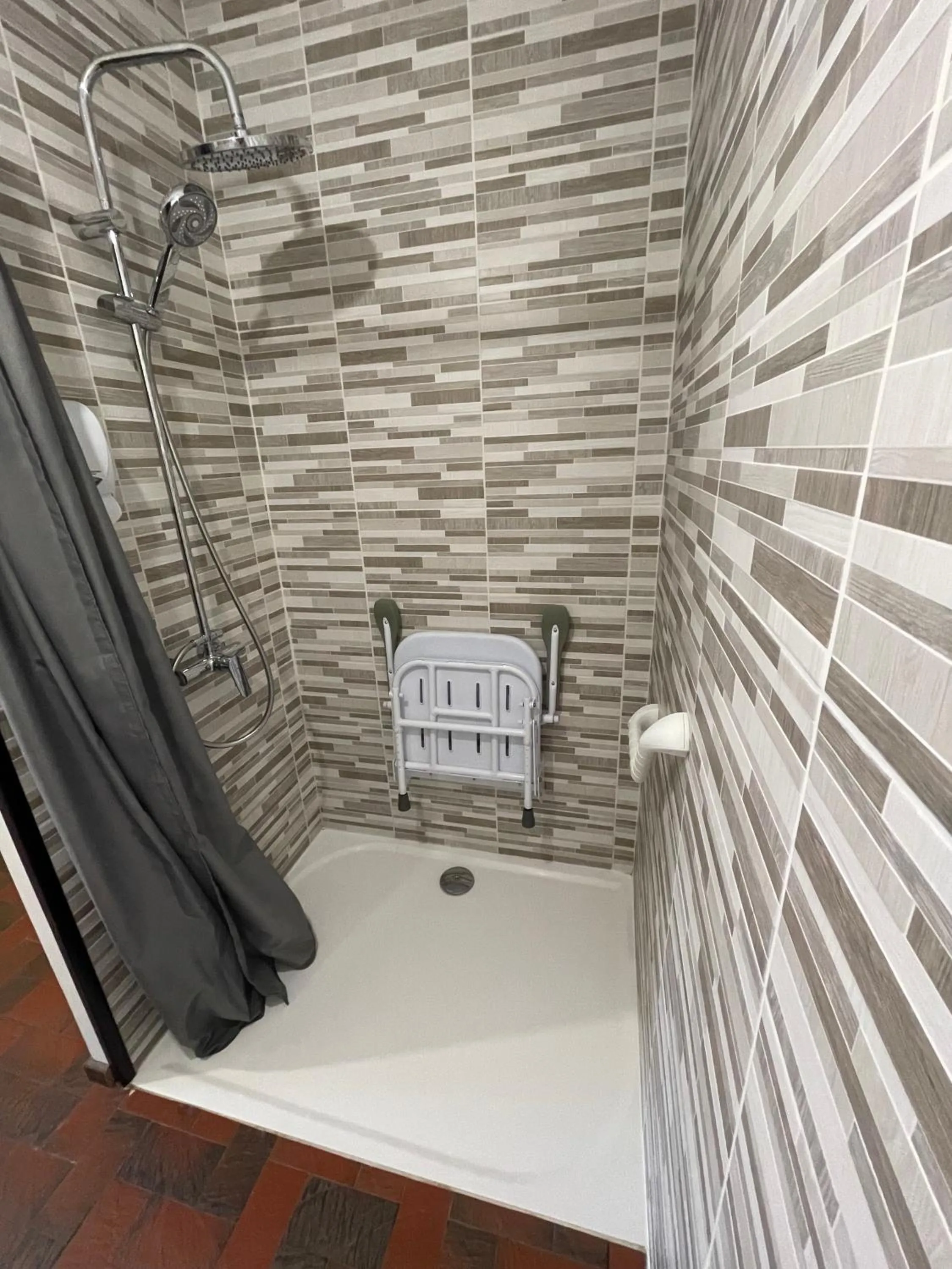 Shower in Hôtel Paris Madrid