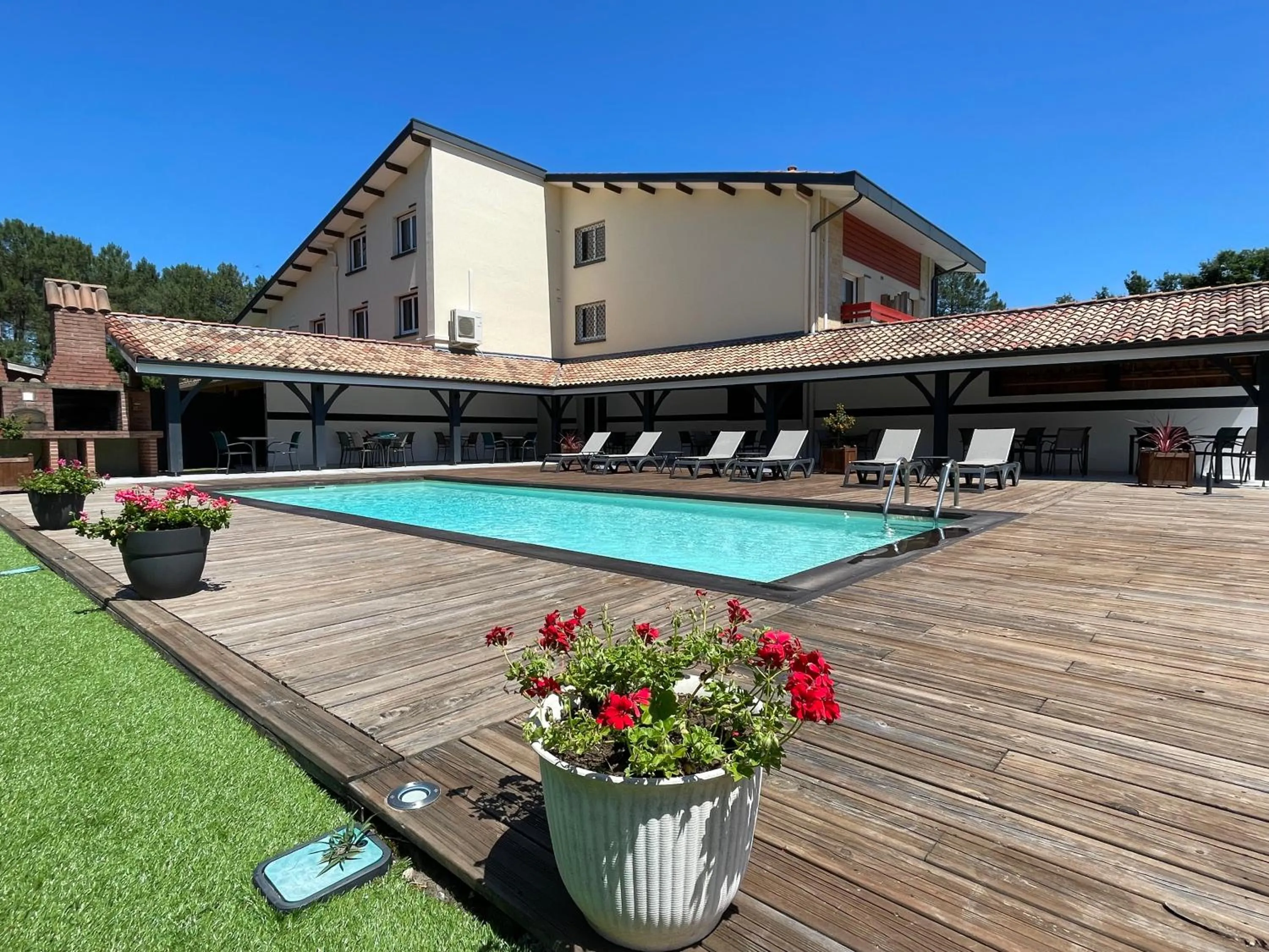 Swimming pool in Hôtel Paris Madrid