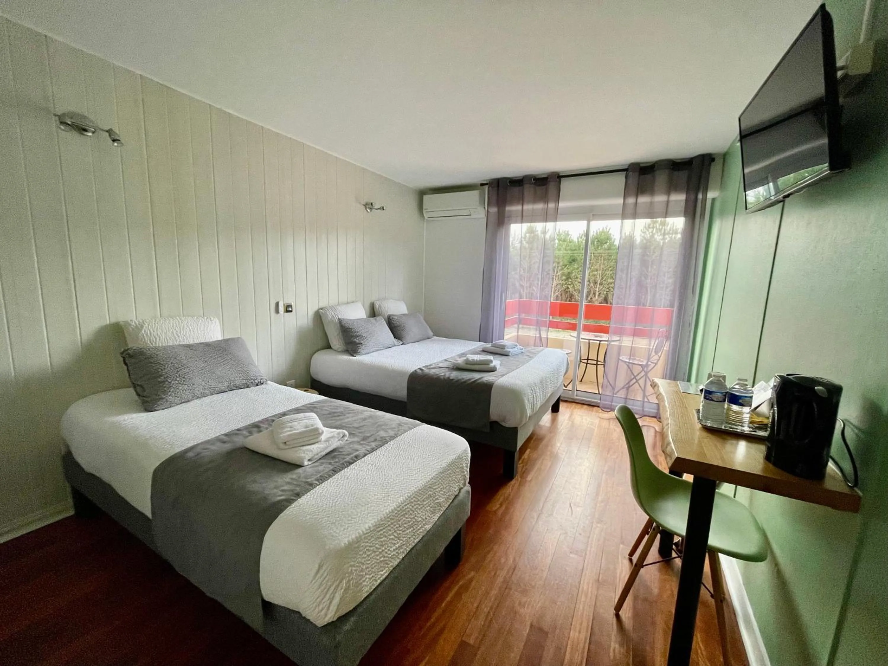 Photo of the whole room, Bed in Hôtel Paris Madrid