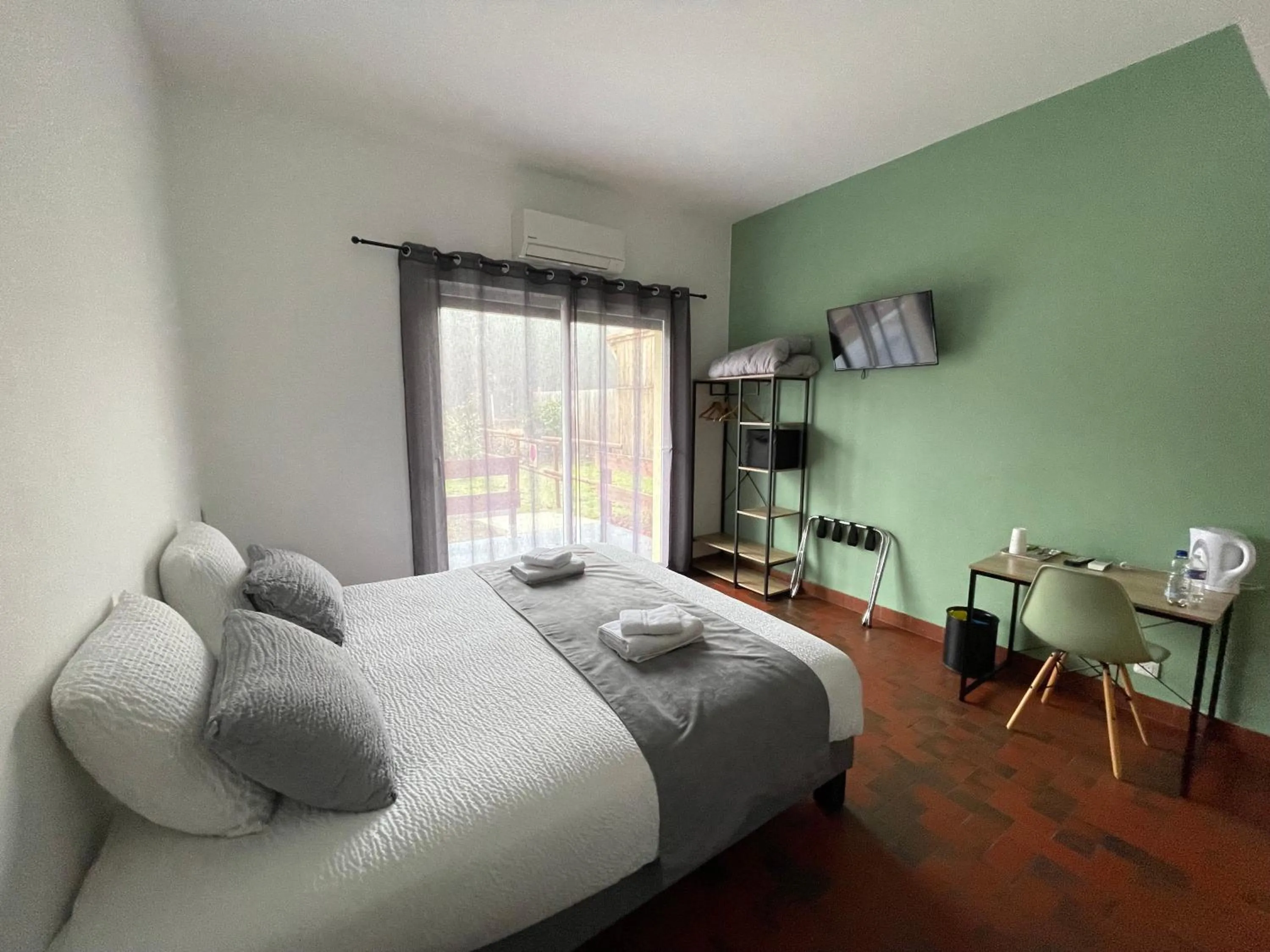 Bedroom, Bed in Hôtel Paris Madrid