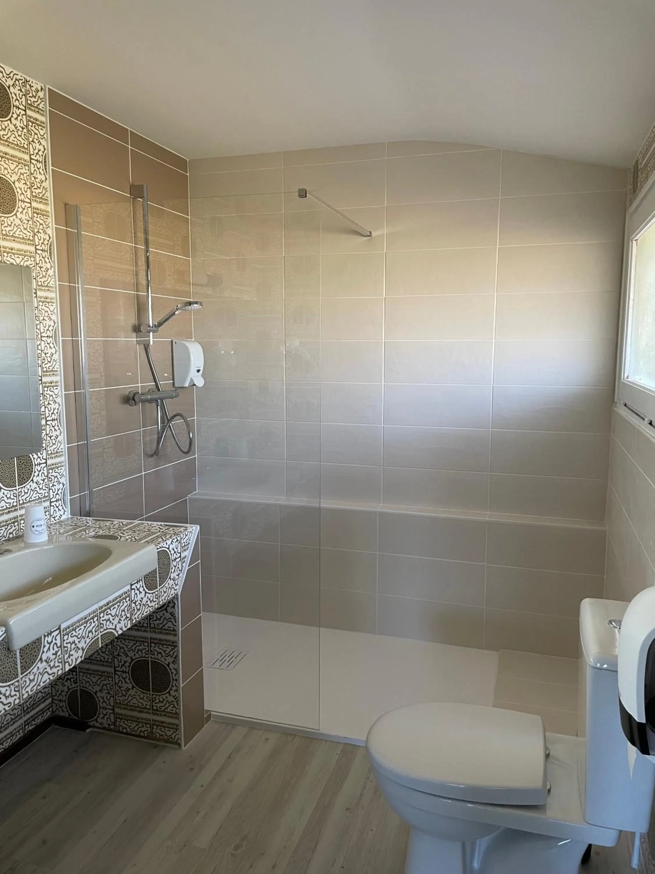 Bathroom in Hôtel Paris Madrid