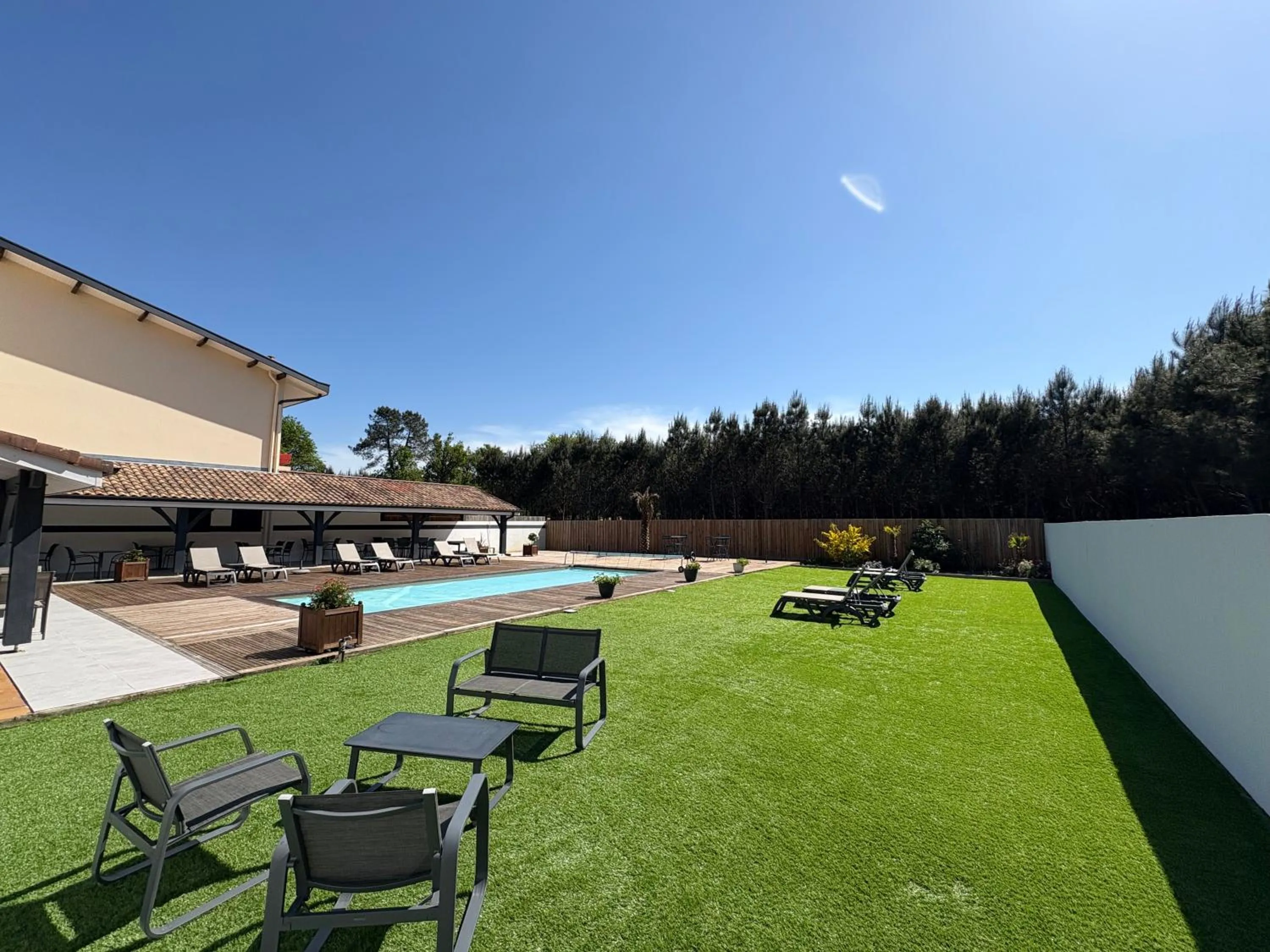 Swimming pool in Hôtel Paris Madrid