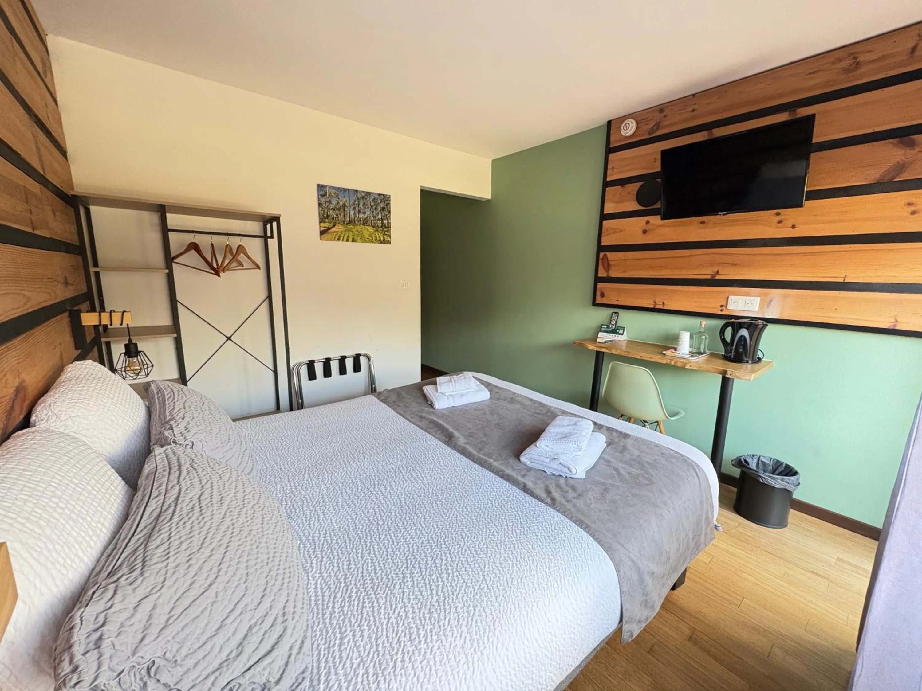 Bed in Hôtel Paris Madrid