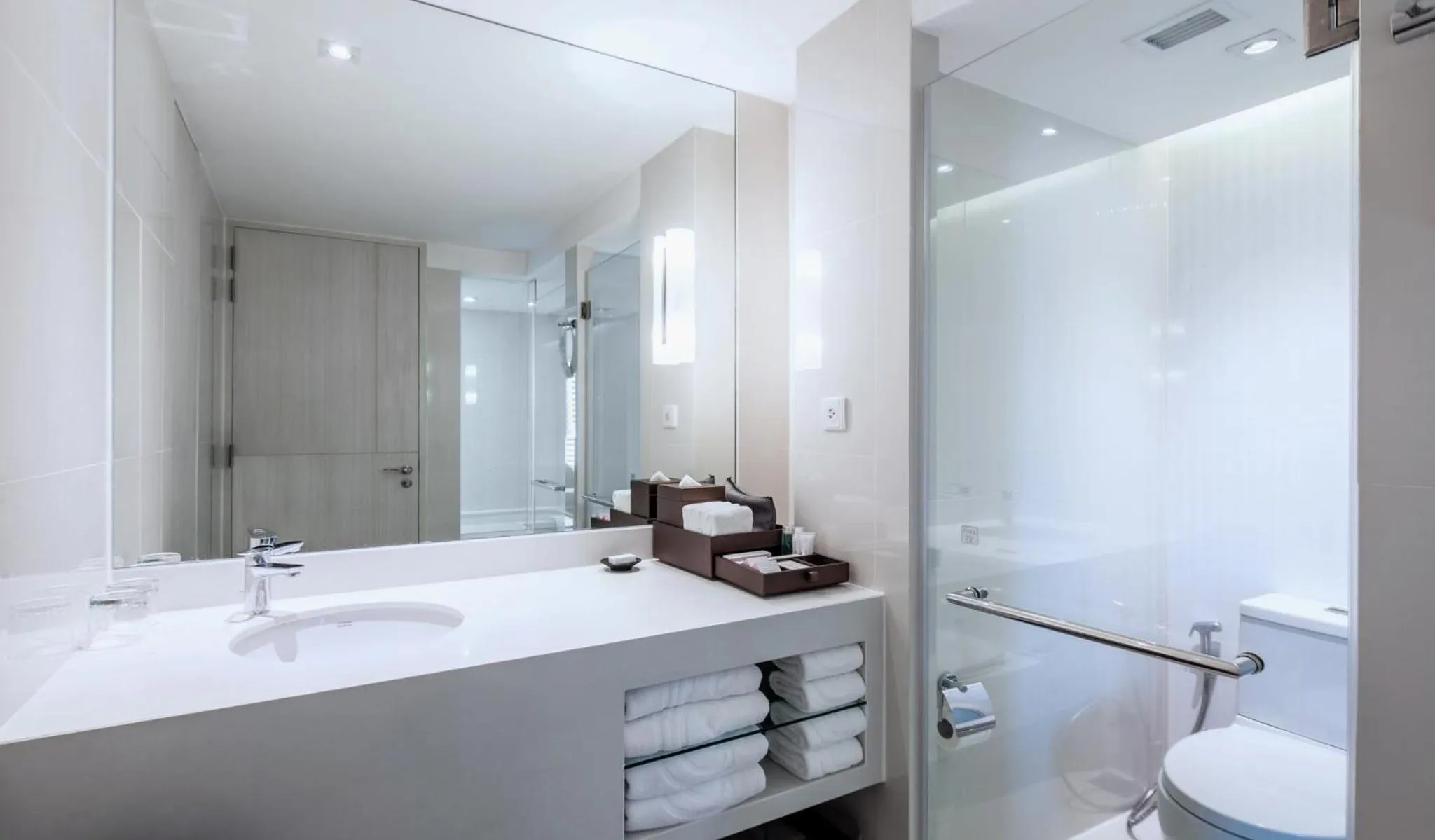 Photo of the whole room in Centara Watergate Pavilion Hotel Bangkok