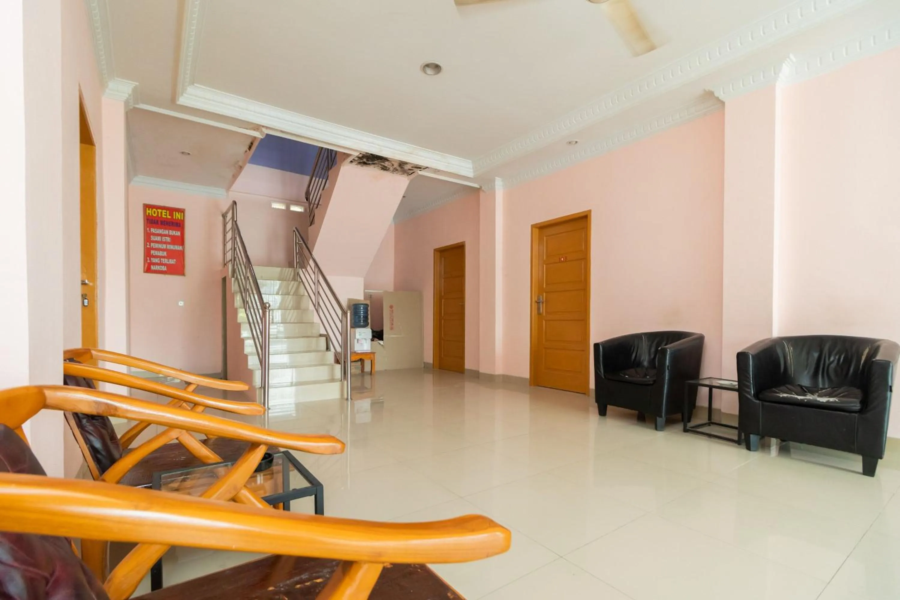 Seating area in RedDoorz Syariah near Transmart Padang