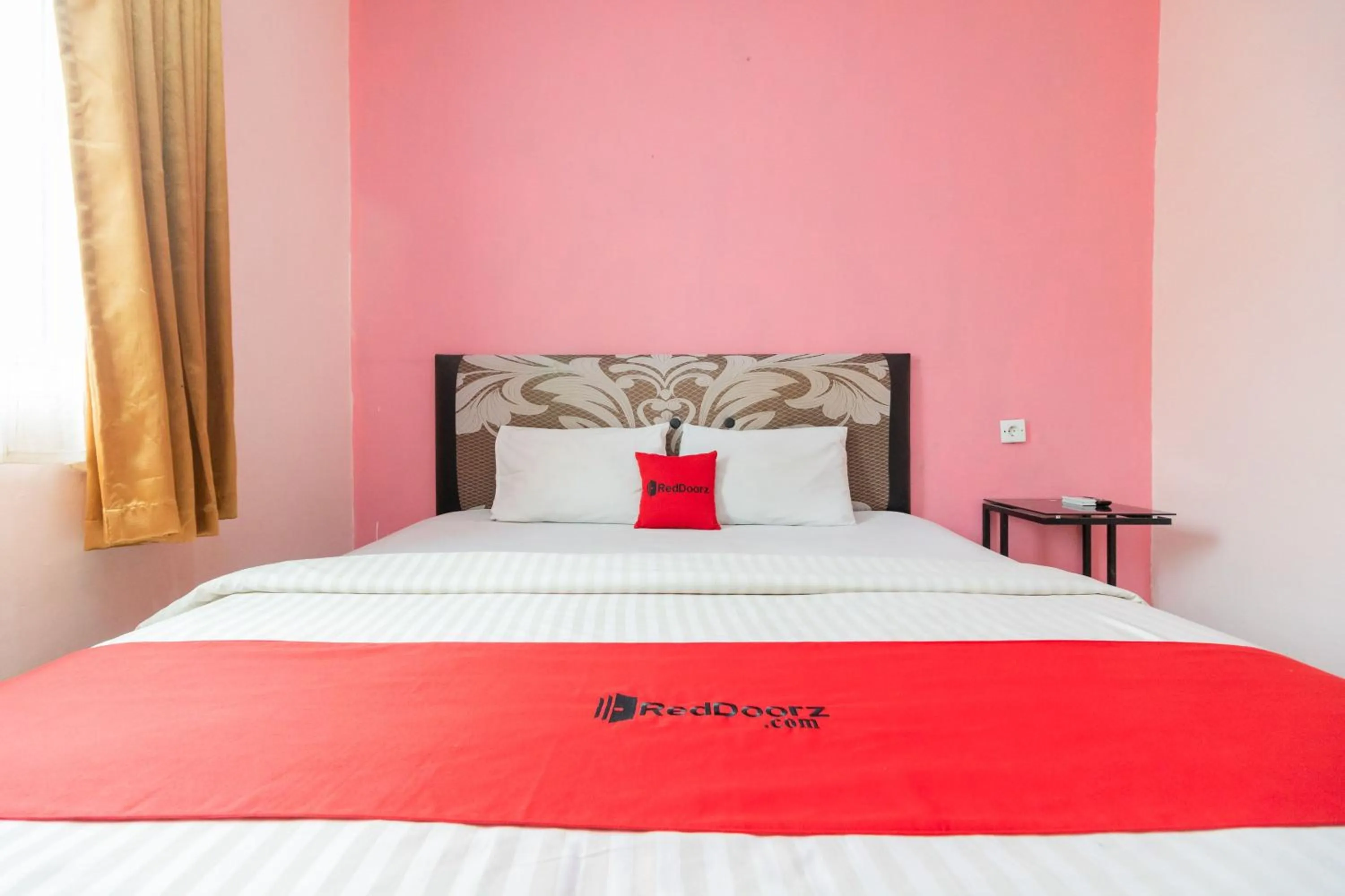 Bedroom, Bed in RedDoorz Syariah near Transmart Padang
