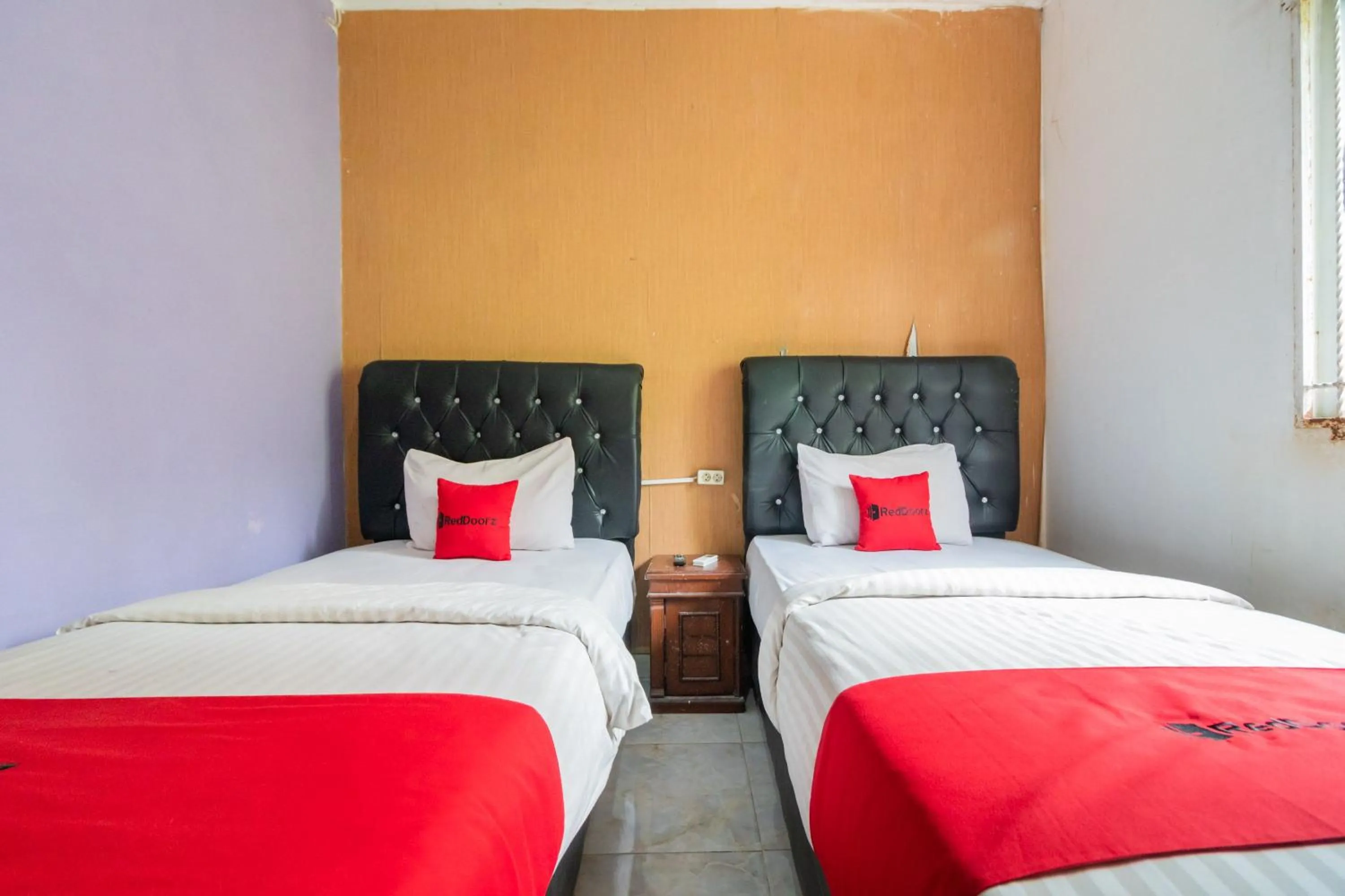 Bedroom, Bed in RedDoorz Syariah near Transmart Padang