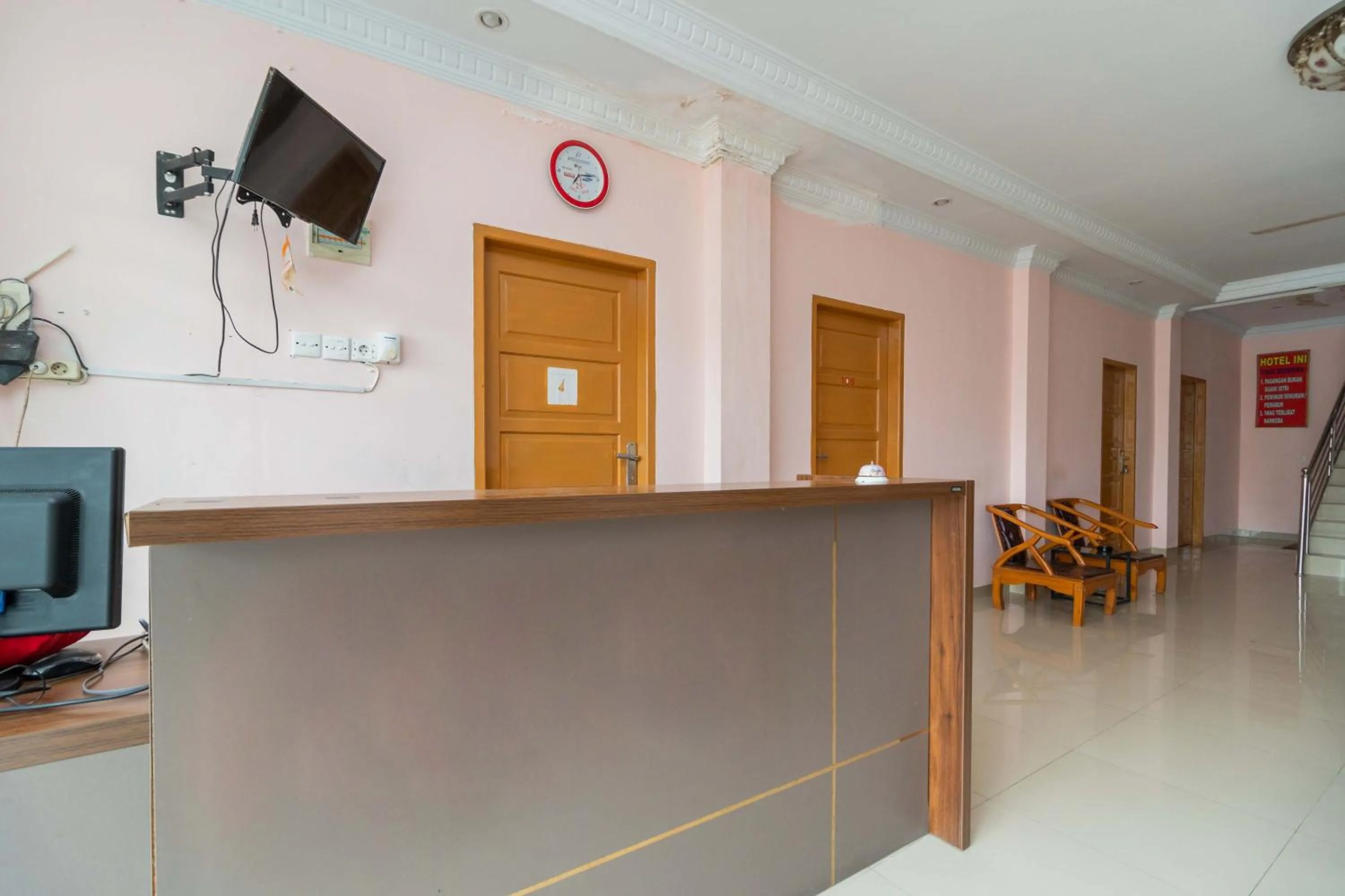 Lobby or reception in RedDoorz Syariah near Transmart Padang