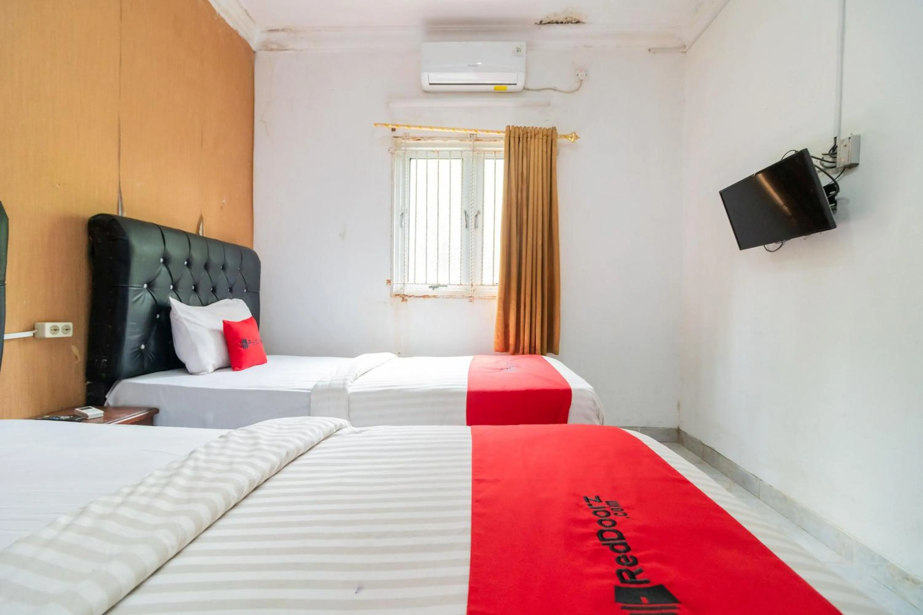 Bedroom, Bed in RedDoorz Syariah near Transmart Padang