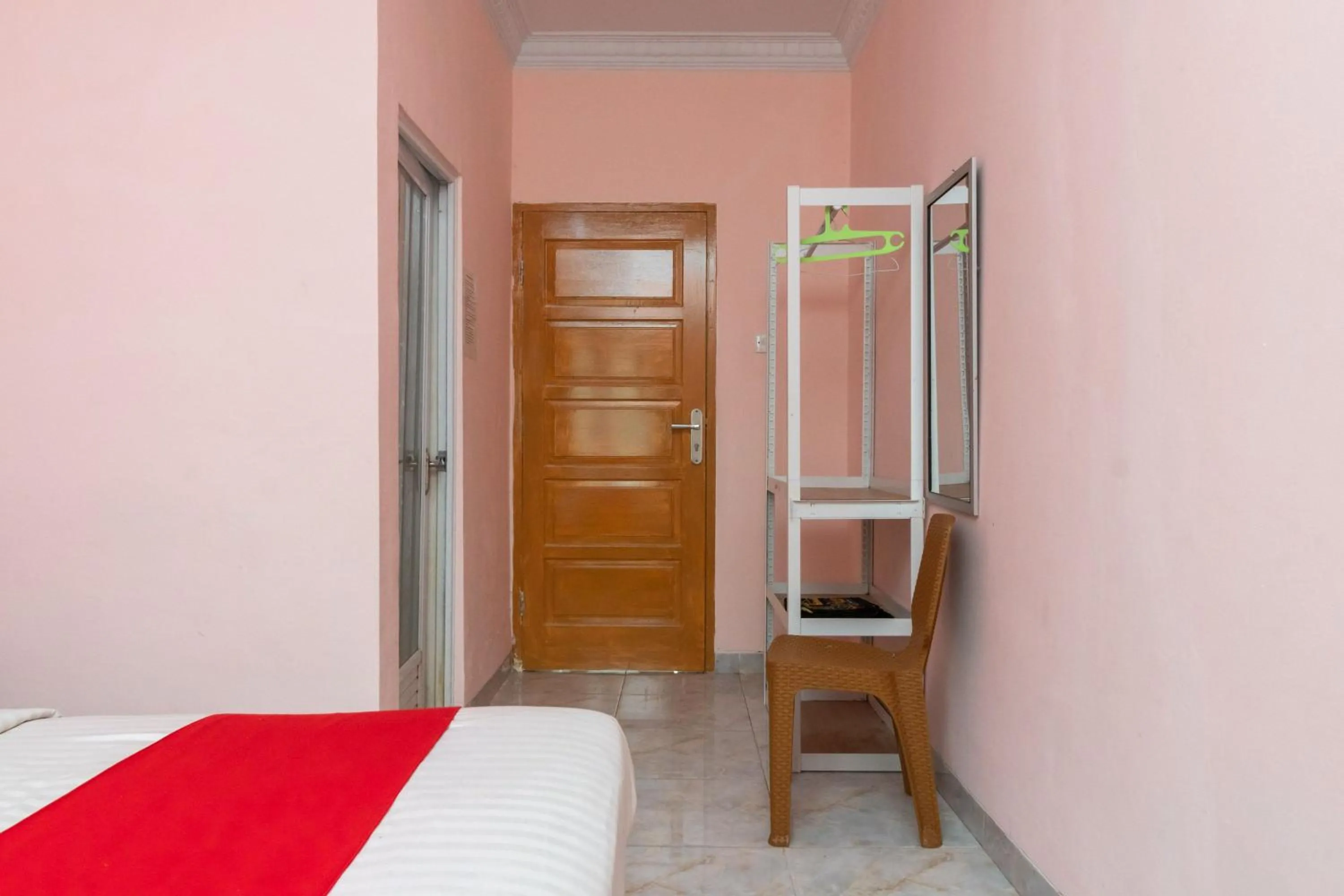 Bedroom, Bed in RedDoorz Syariah near Transmart Padang