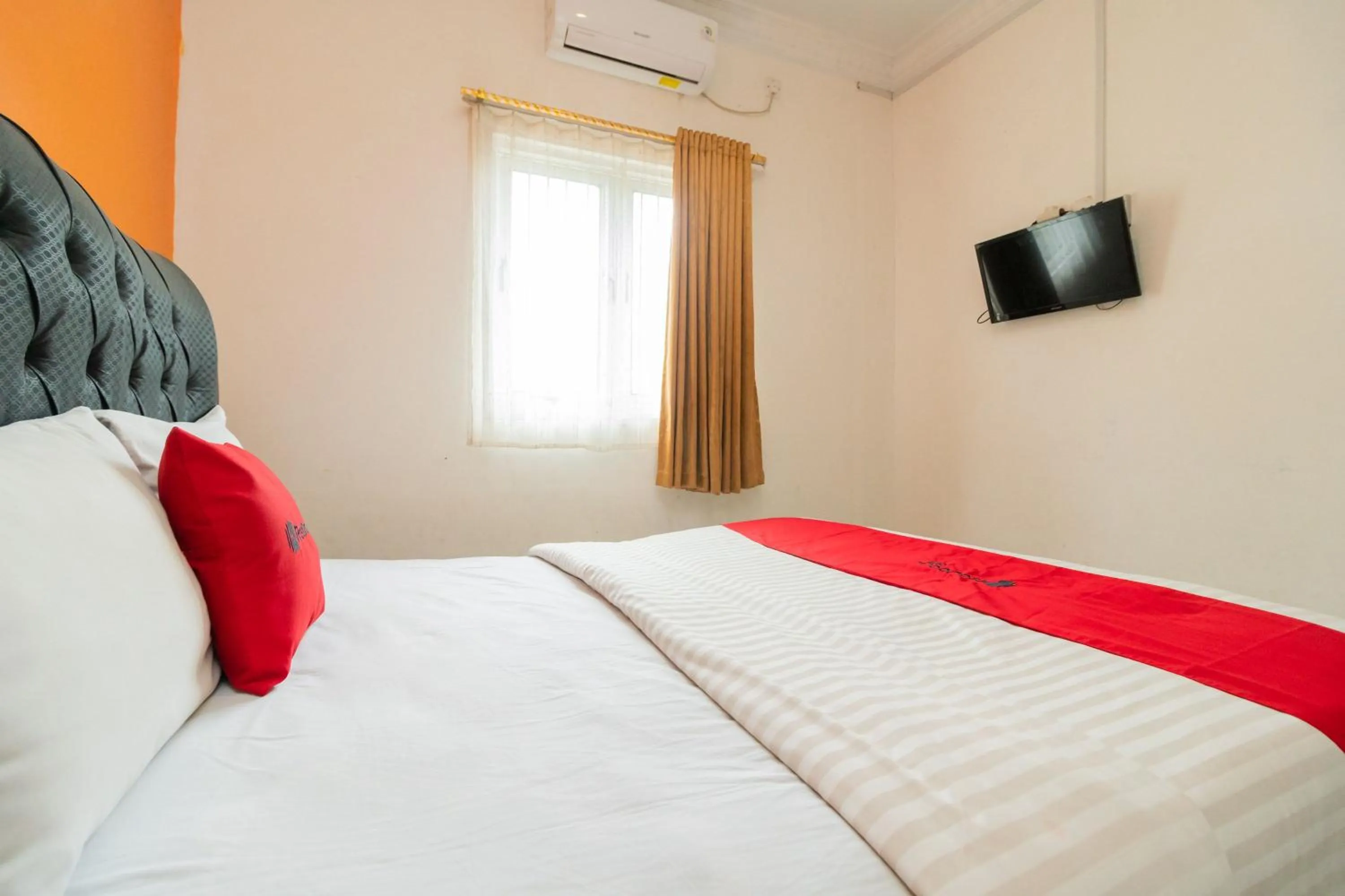 Bedroom, Bed in RedDoorz Syariah near Transmart Padang