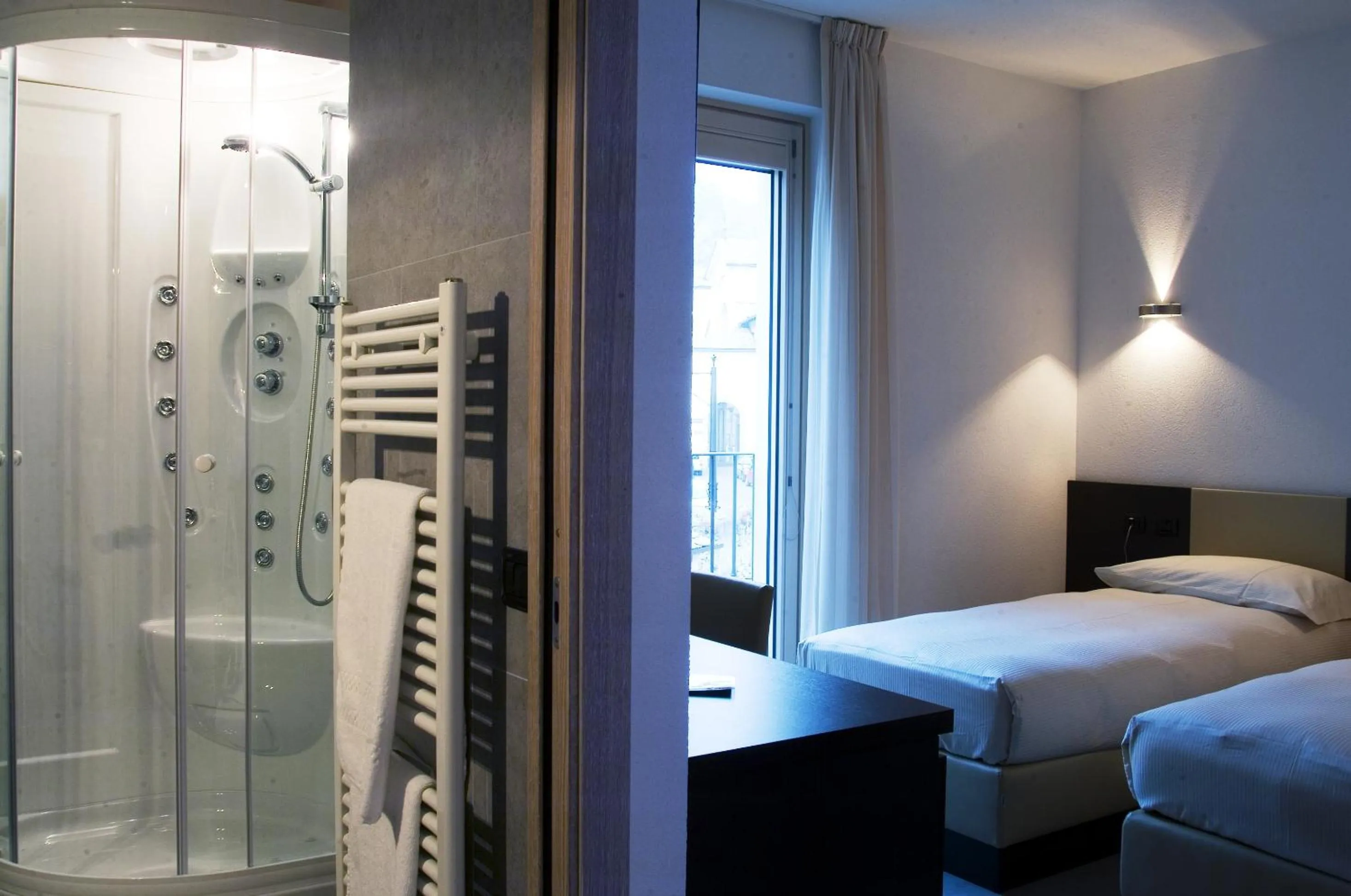 Shower, Bed in Hotel San Lorenzo Chiavenna