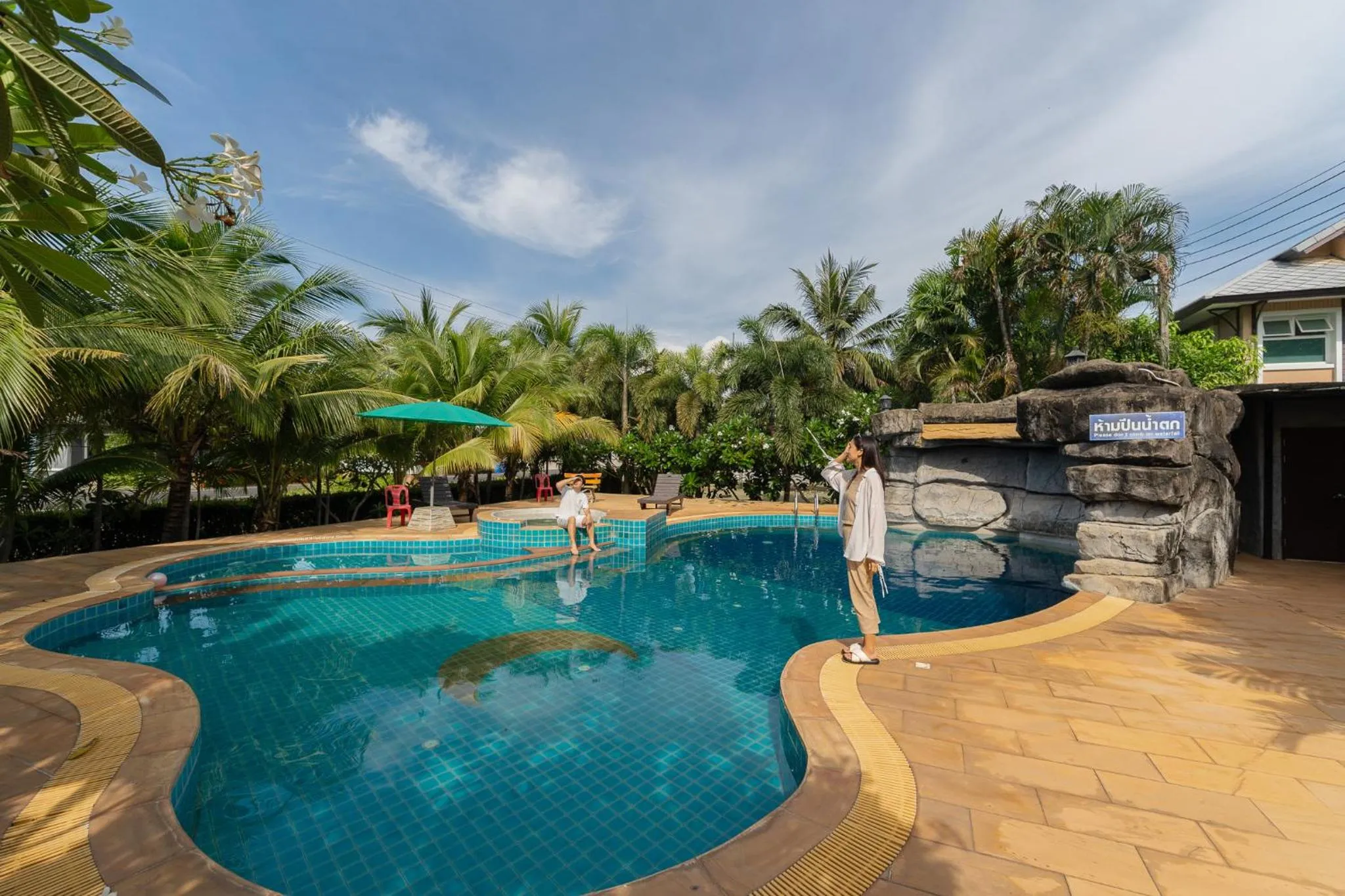 Swimming pool in Baan Faa Talaychan Resort