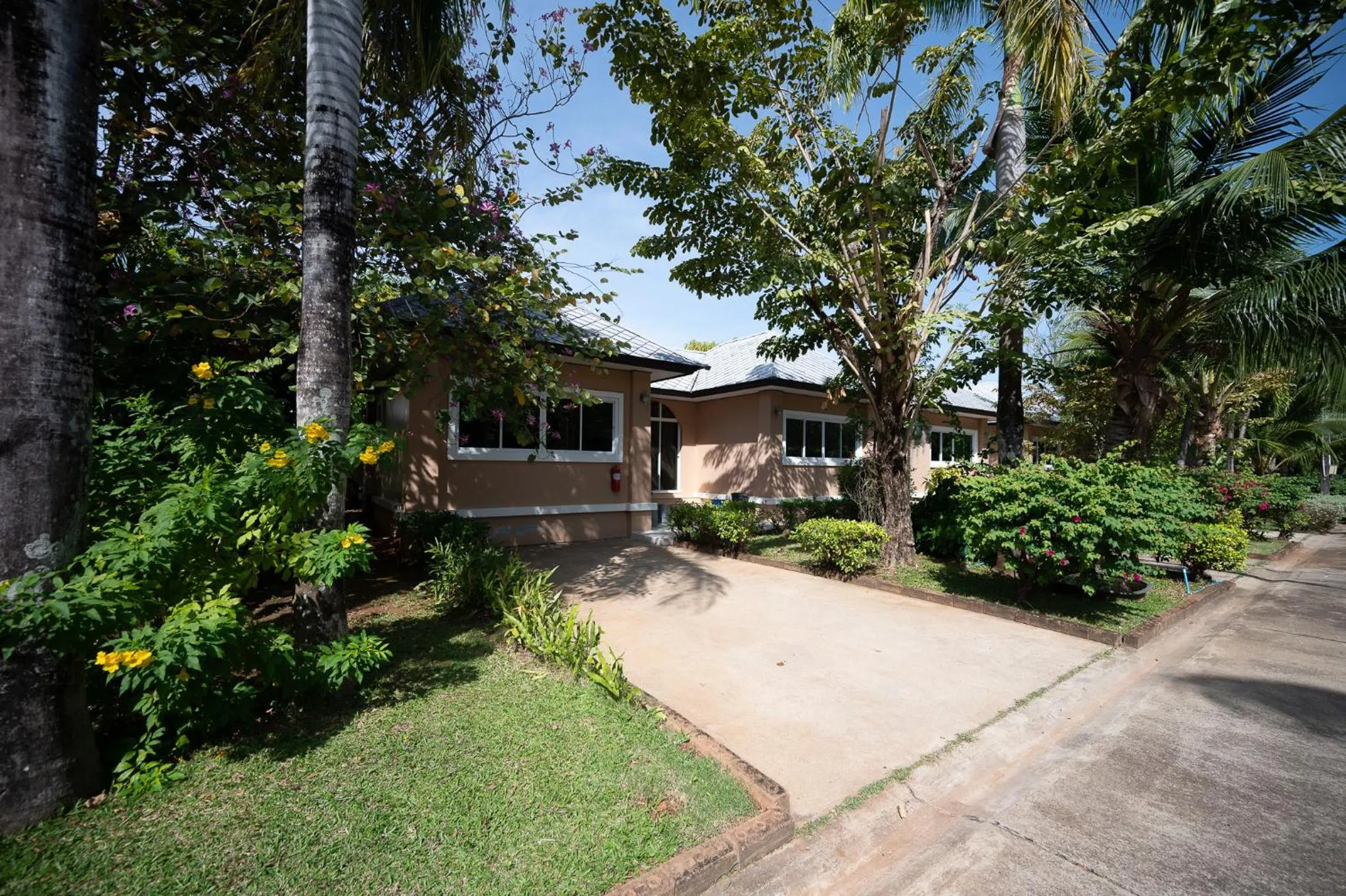 Garden view in Baan Faa Talaychan Resort